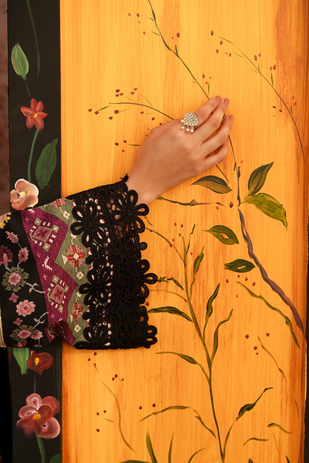 EMBROIDERED SUIT (E4628/103/901)