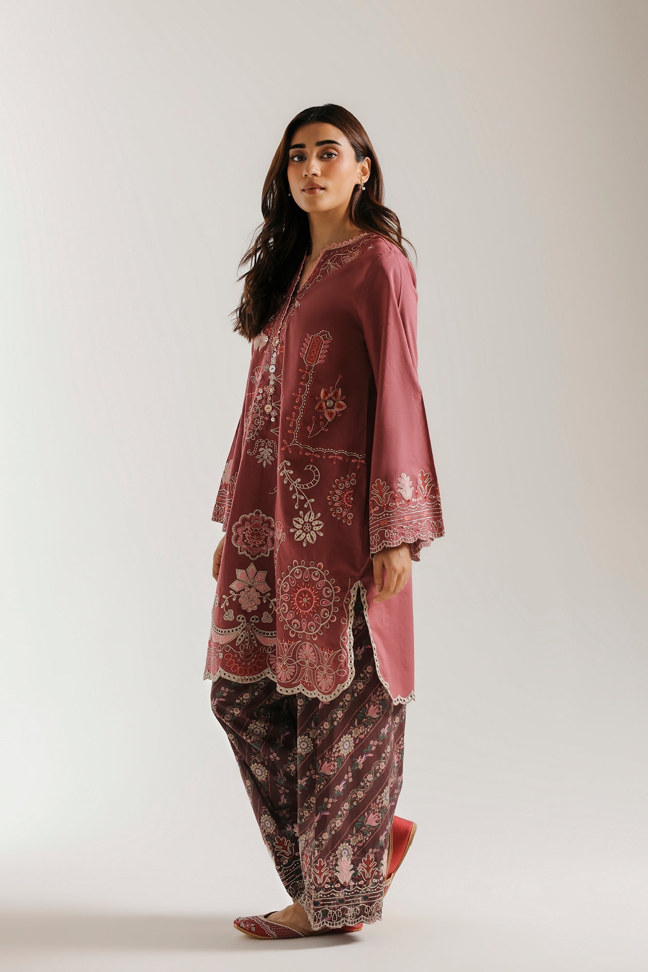 EMBROIDERED SUIT (E4635/103/527)