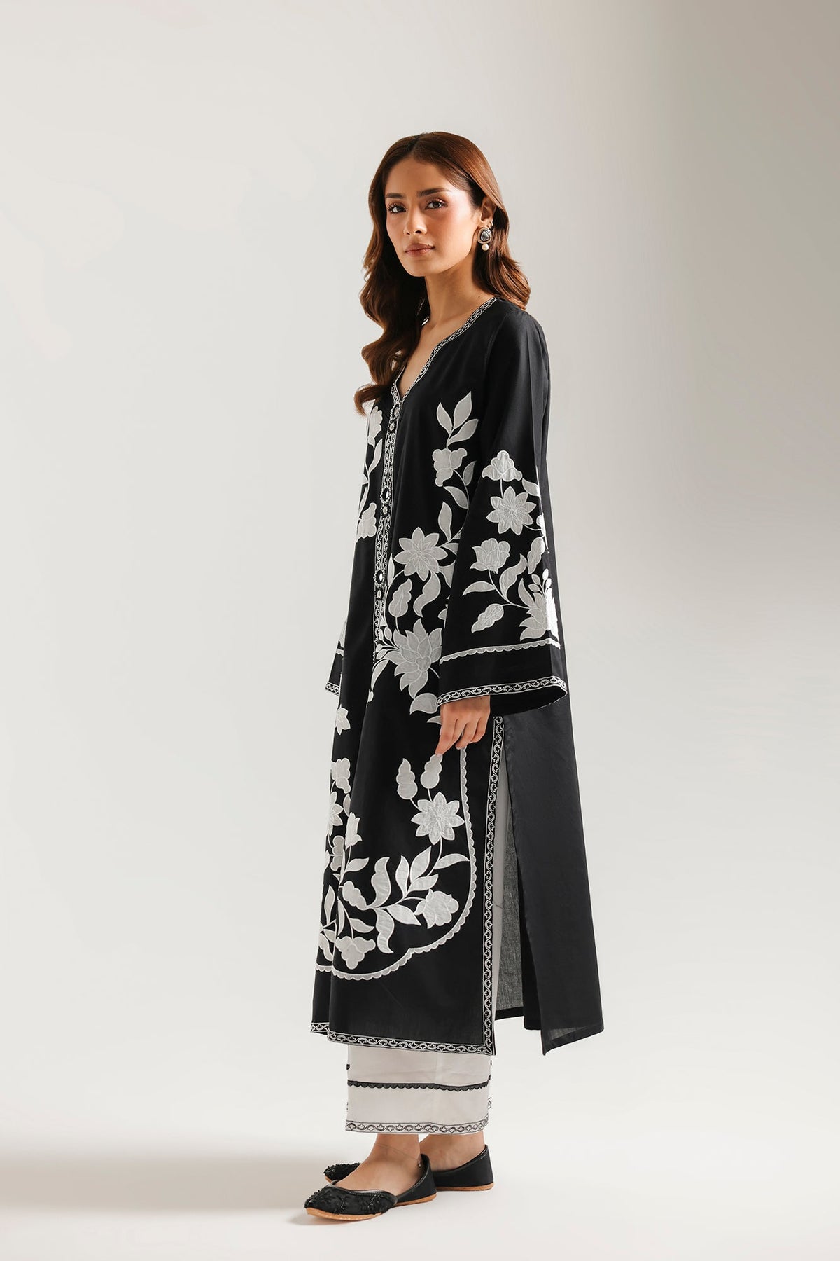 EMBROIDERED SUIT (E4642/103/902)