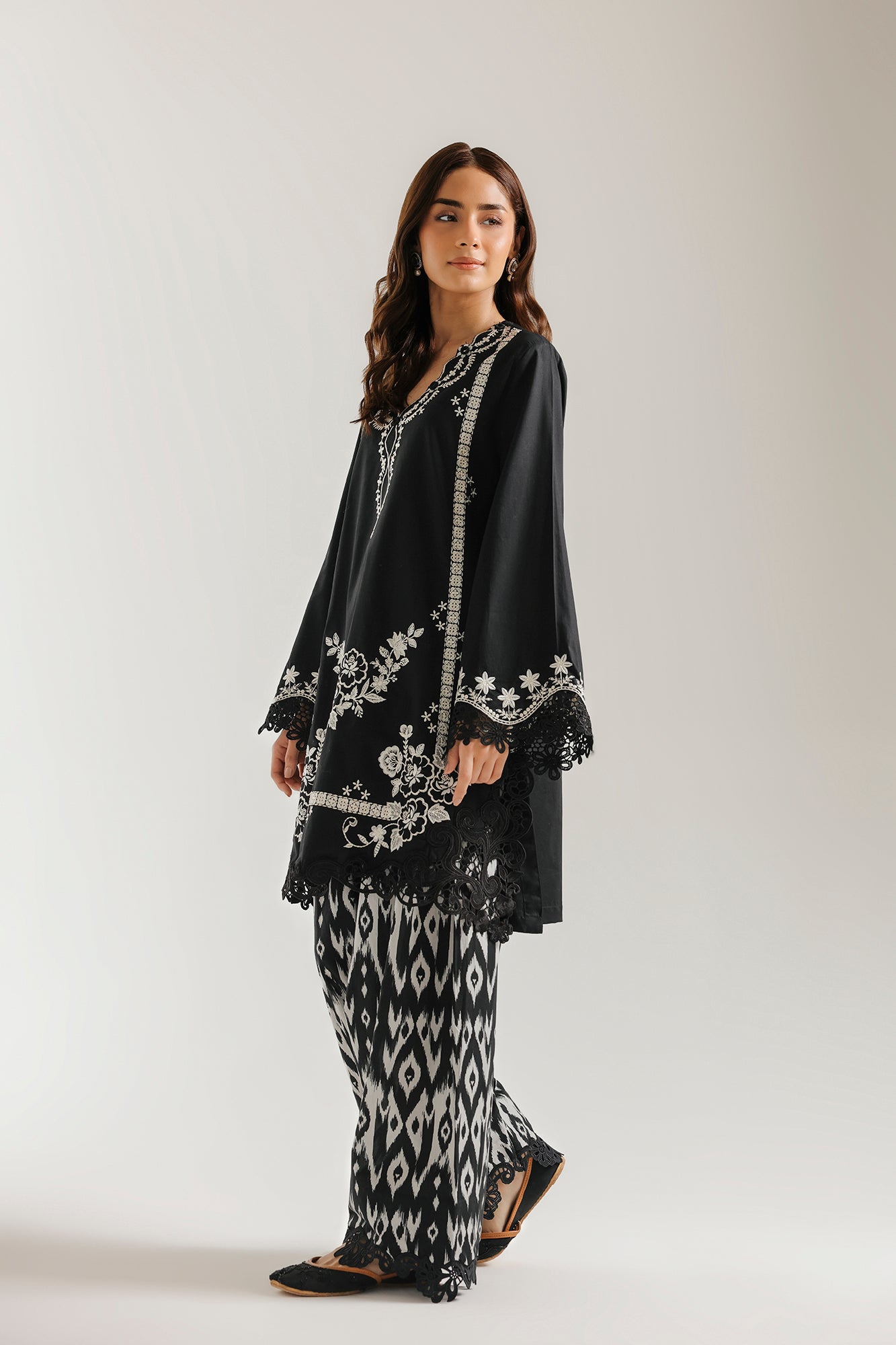 EMBROIDERED SUIT (E4645/103/901)