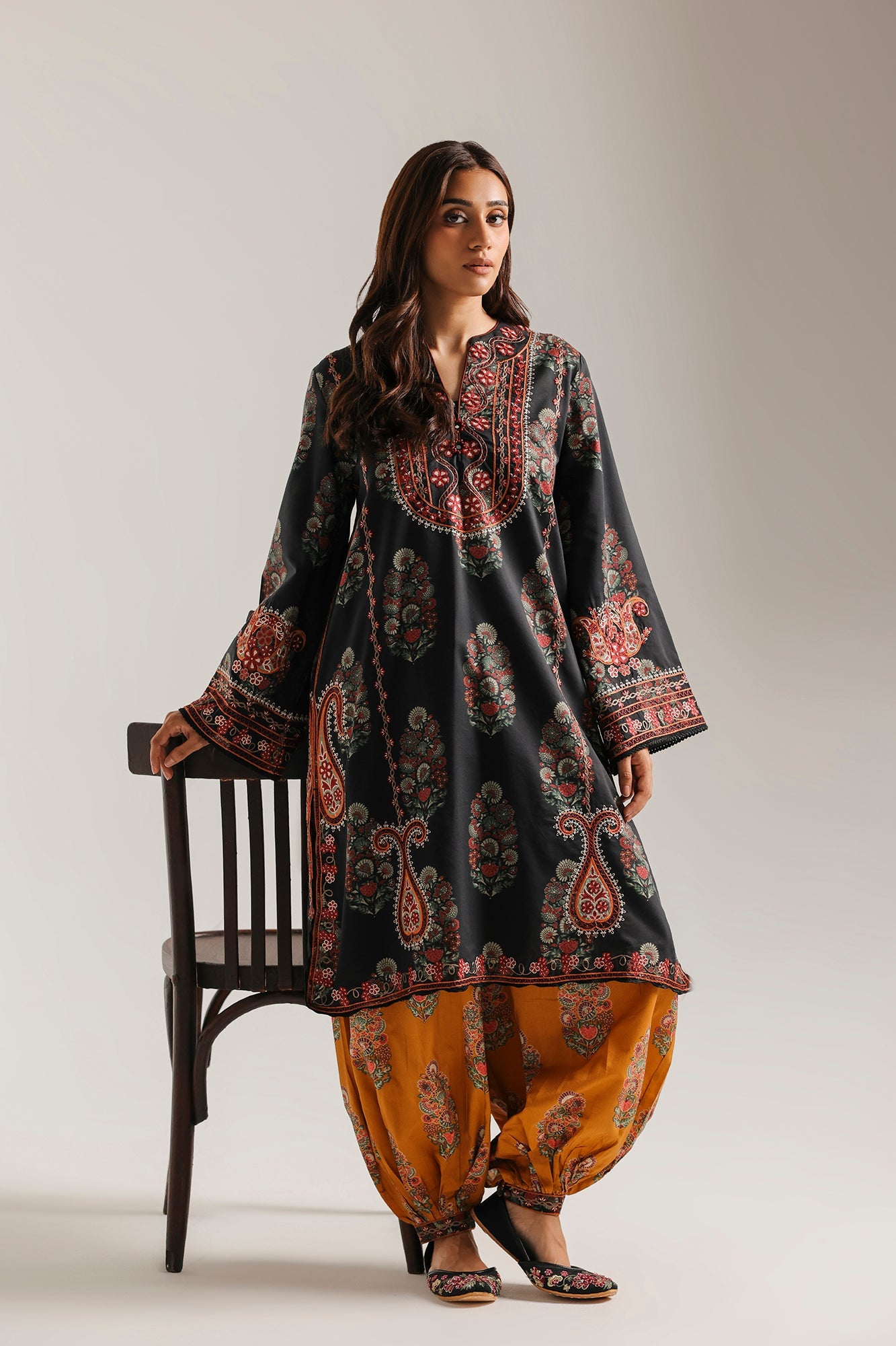EMBROIDERED SUIT (E4719/103/901)