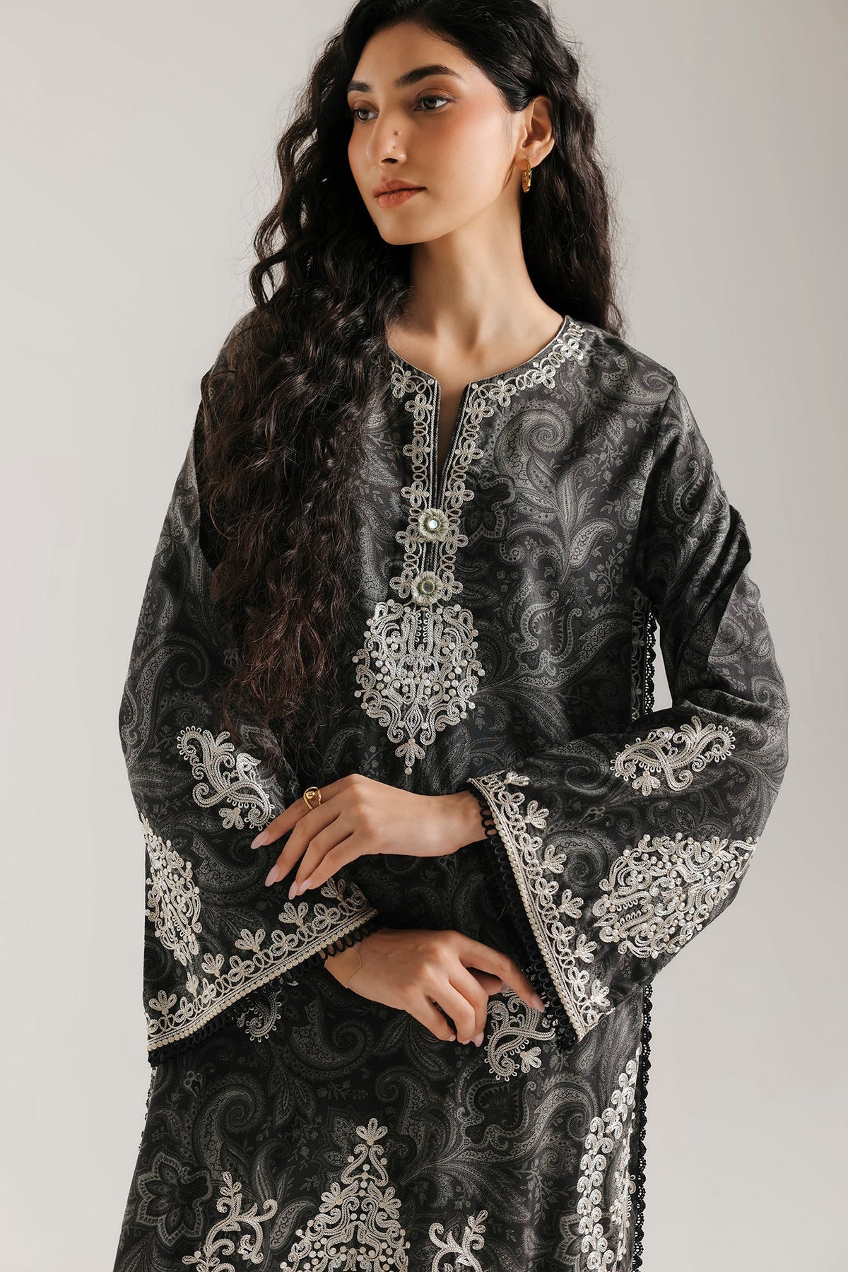 EMBROIDERED SUIT (E4746/103/901)