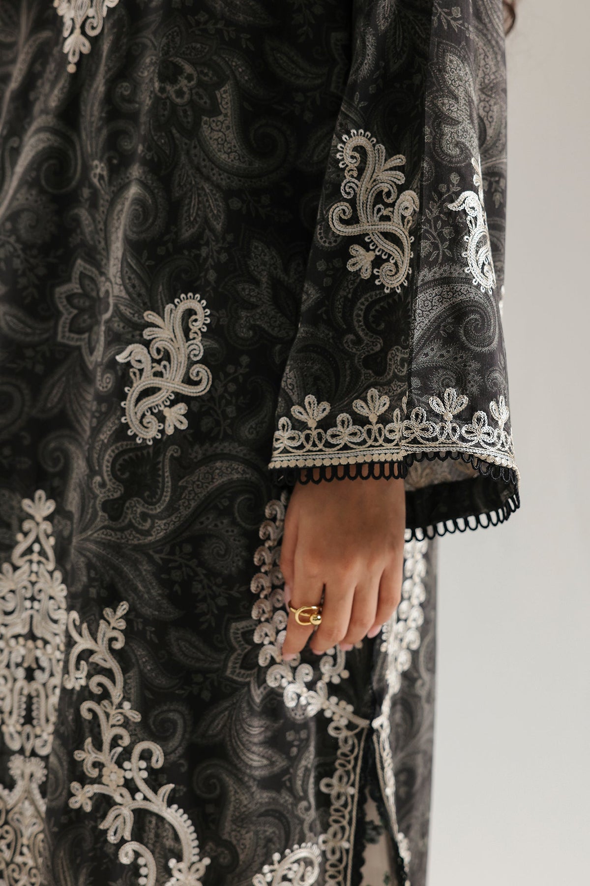 EMBROIDERED SUIT (E4746/103/901)