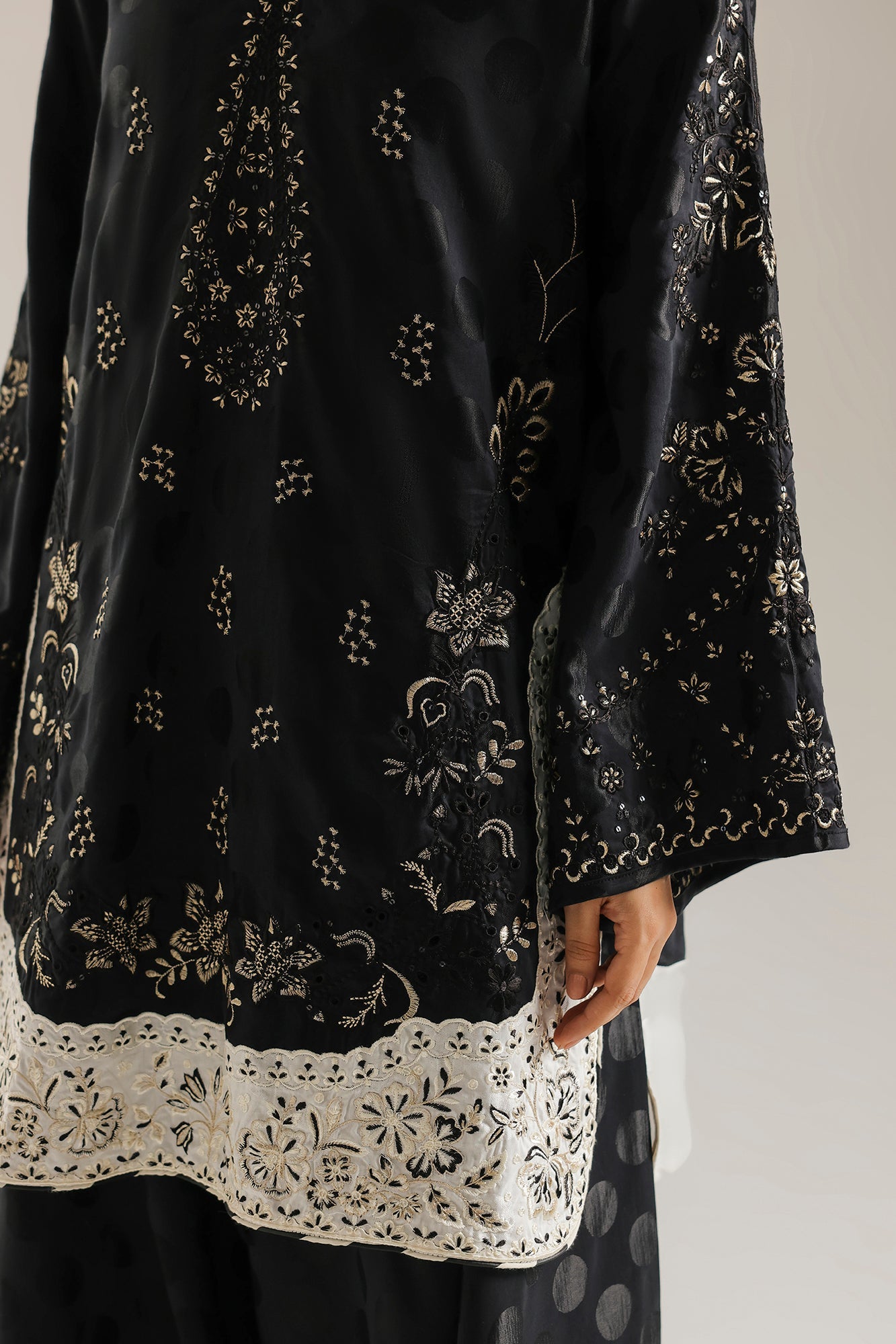 EMBROIDERED SUIT (E4759/103/901)