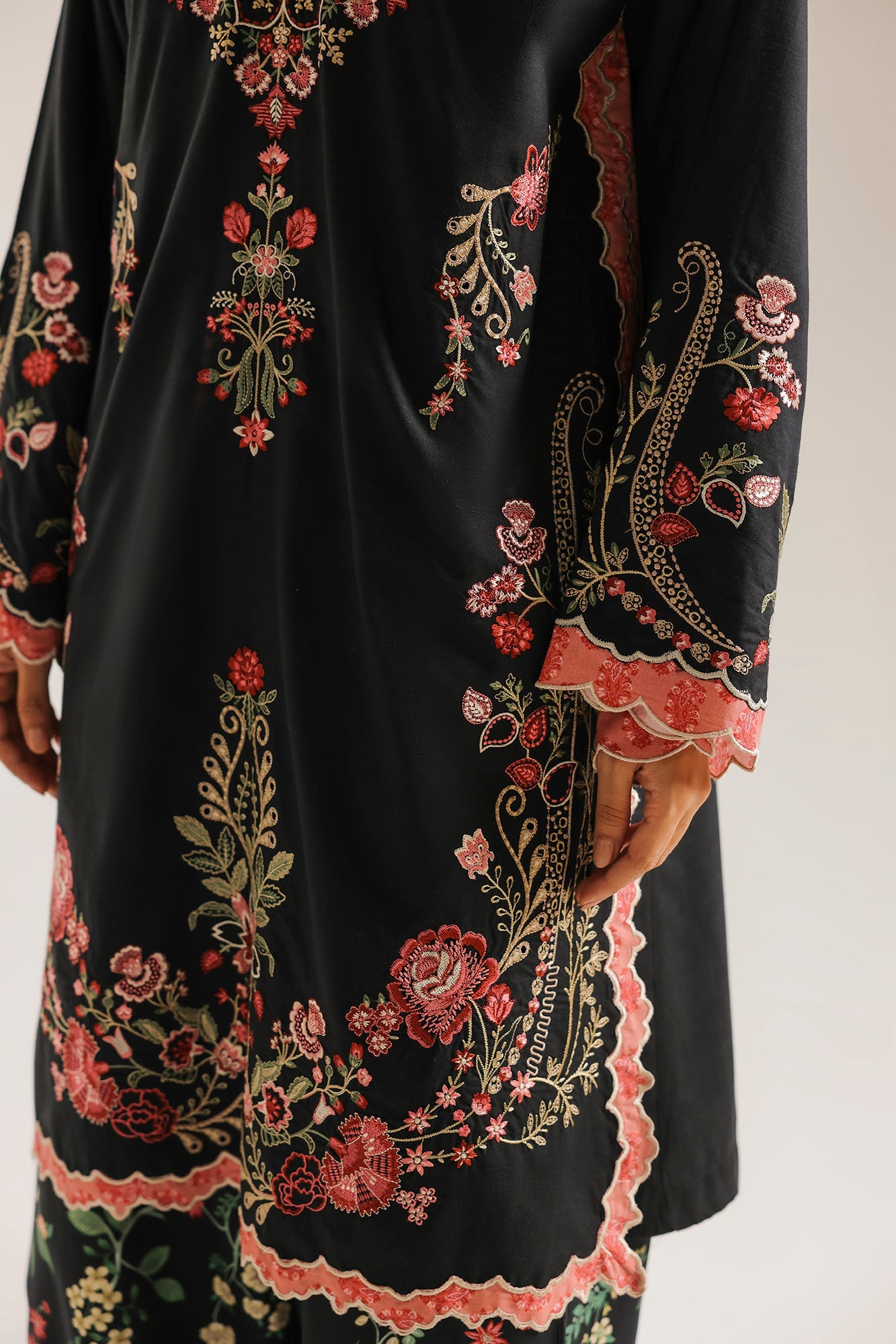 EMBROIDERED SUIT (E4763/103/901)