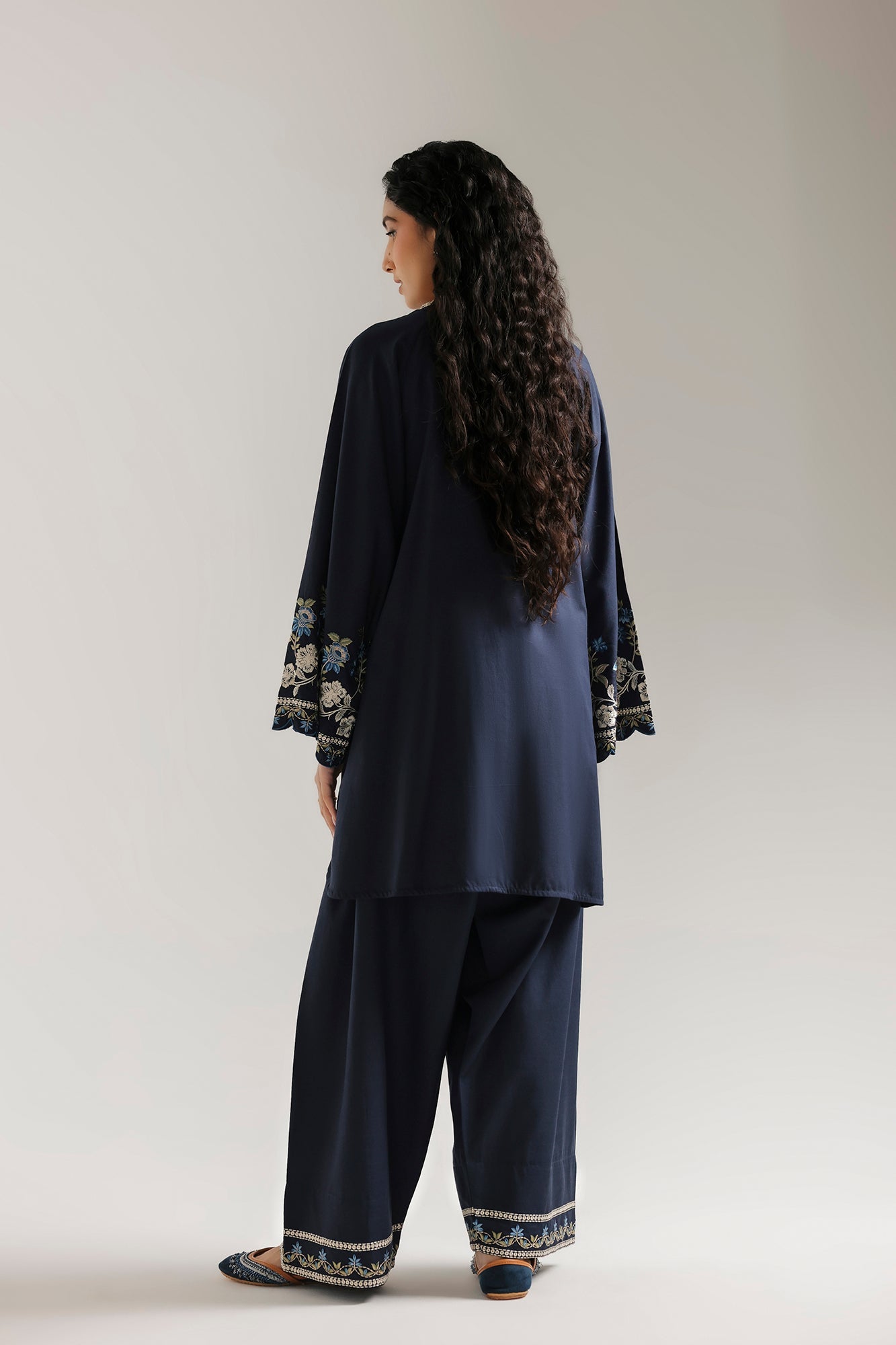EMBROIDERED SUIT (E4765-103-619)