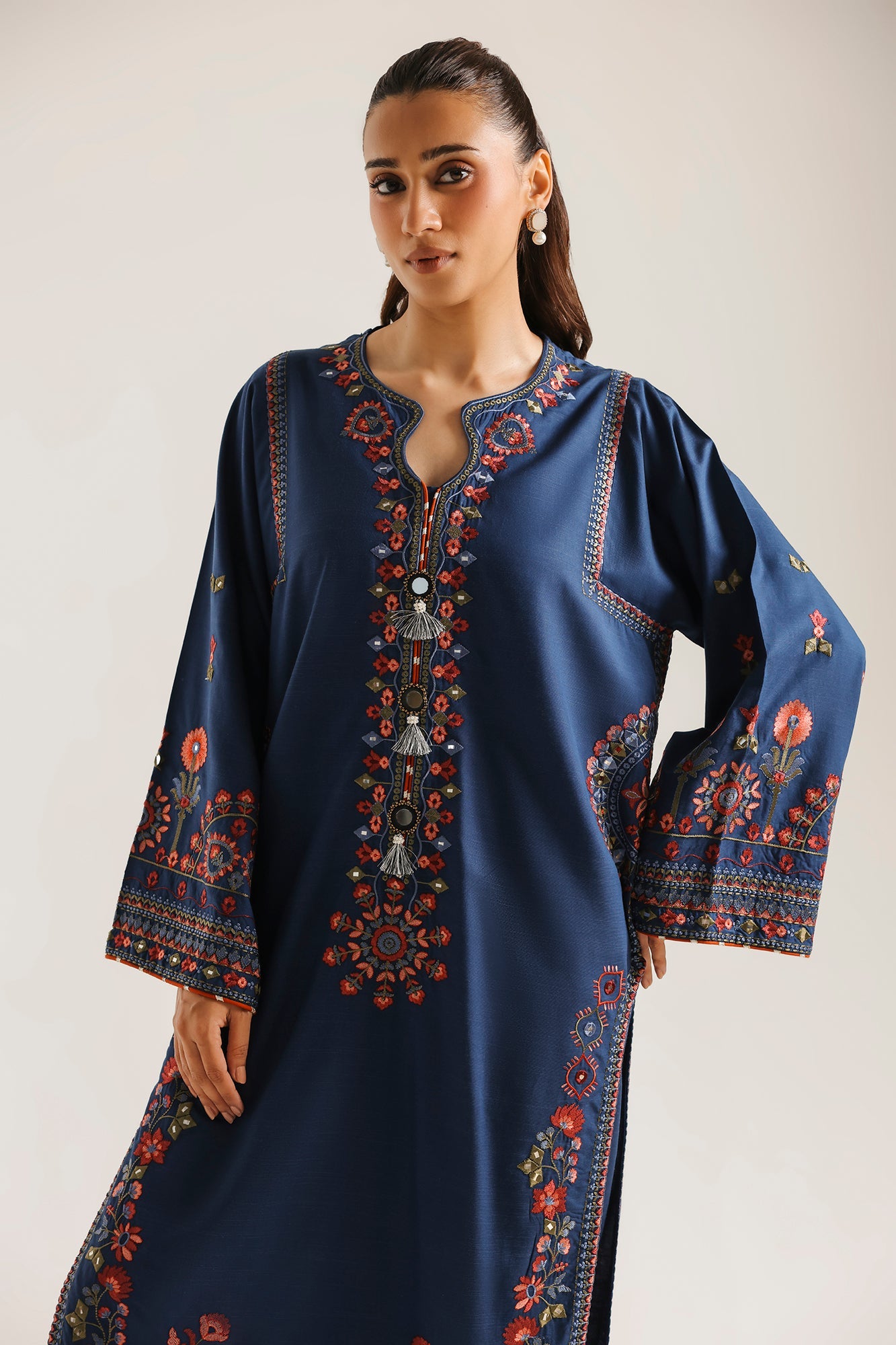 EMBROIDERED SUIT (E4768/103/618)