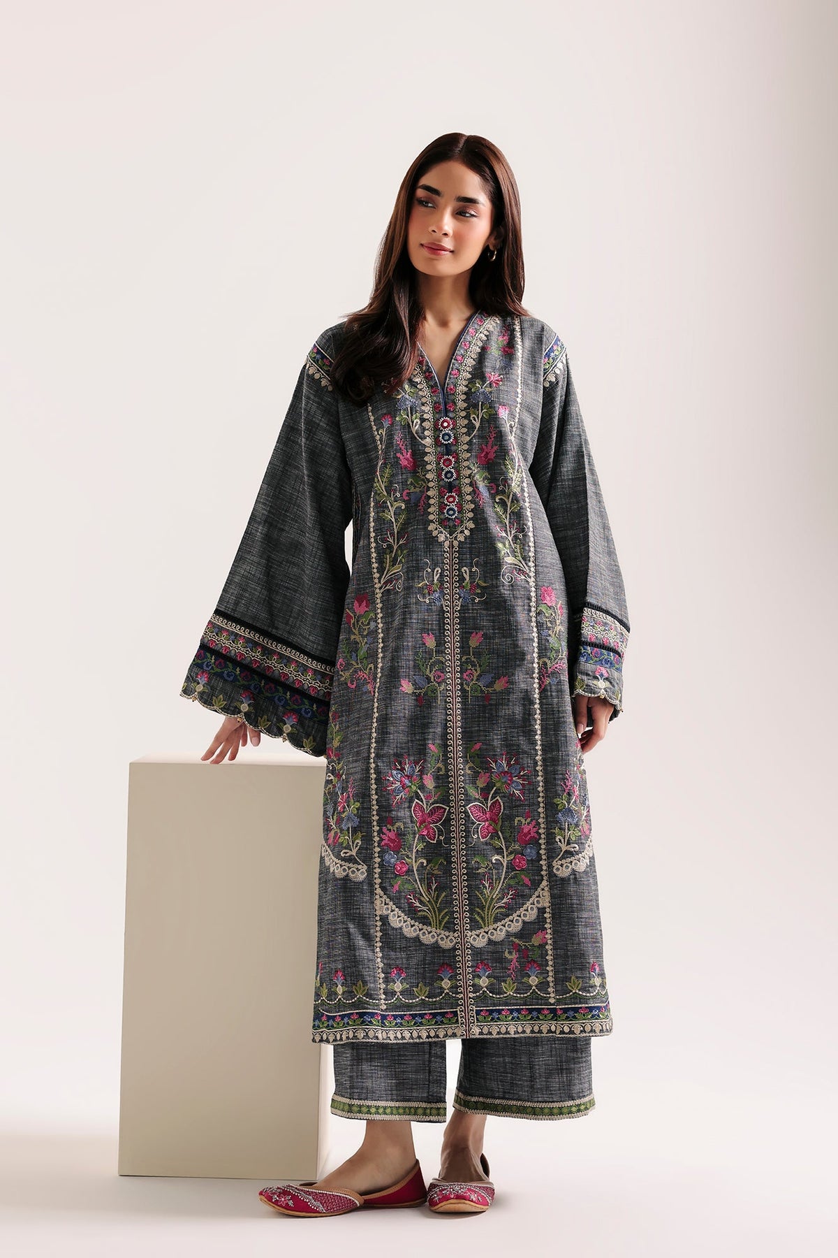 EMBROIDERED SUIT (E4804-103-901)