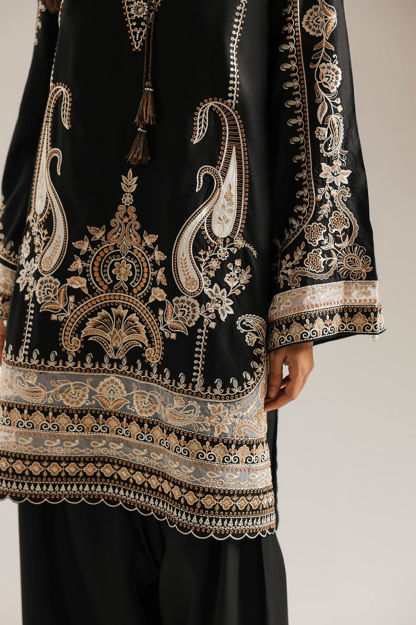 EMBROIDERED SUIT (E4812/103/901)