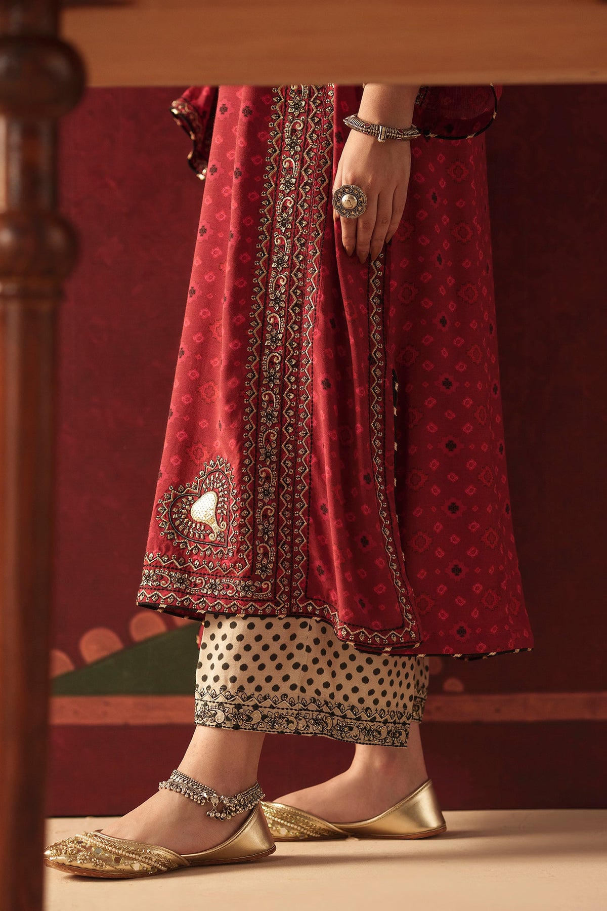 EMBROIDERED SUIT (E4835-103-306)