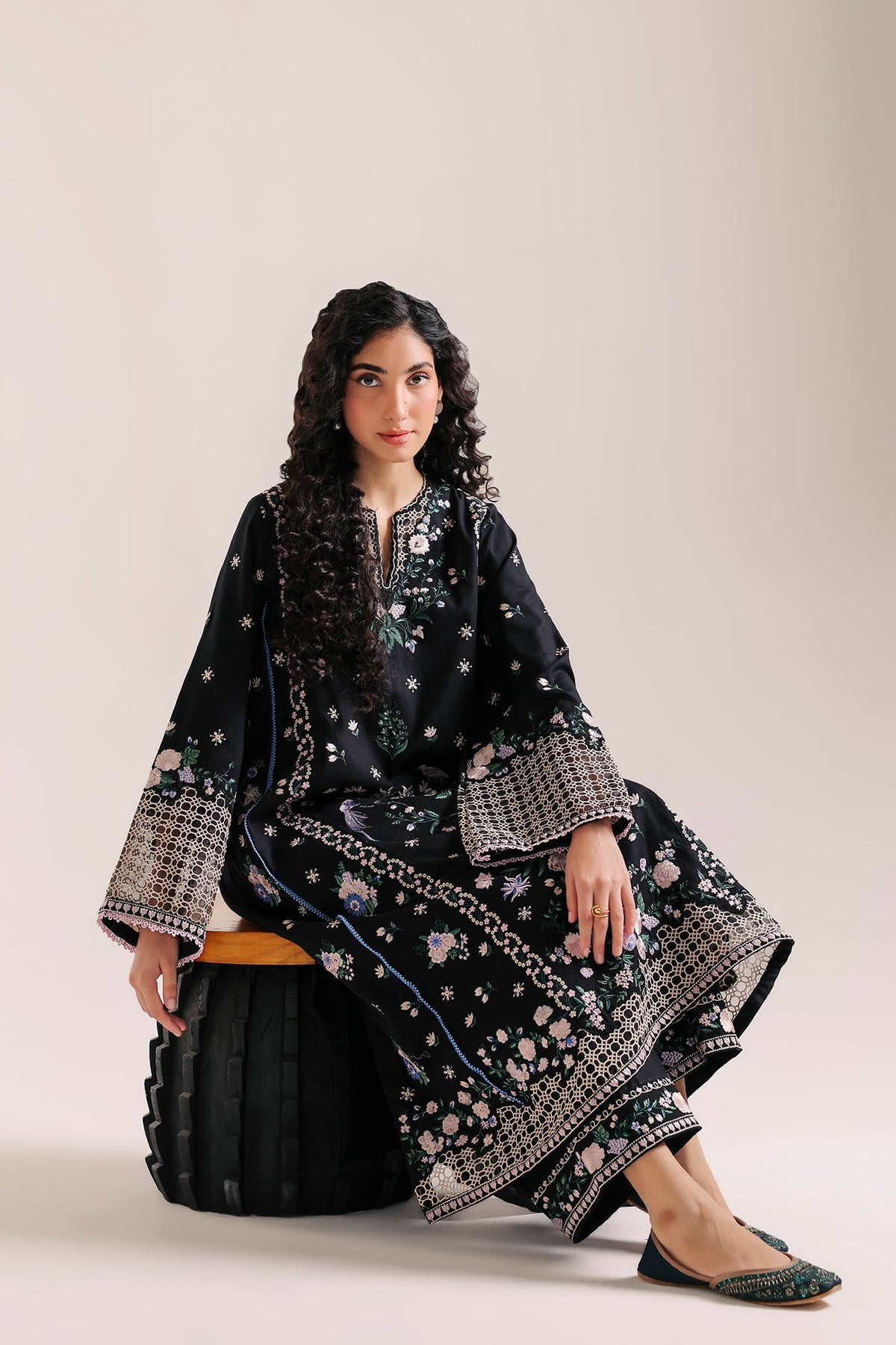 EMBROIDERED SUIT (E4885-103-901)