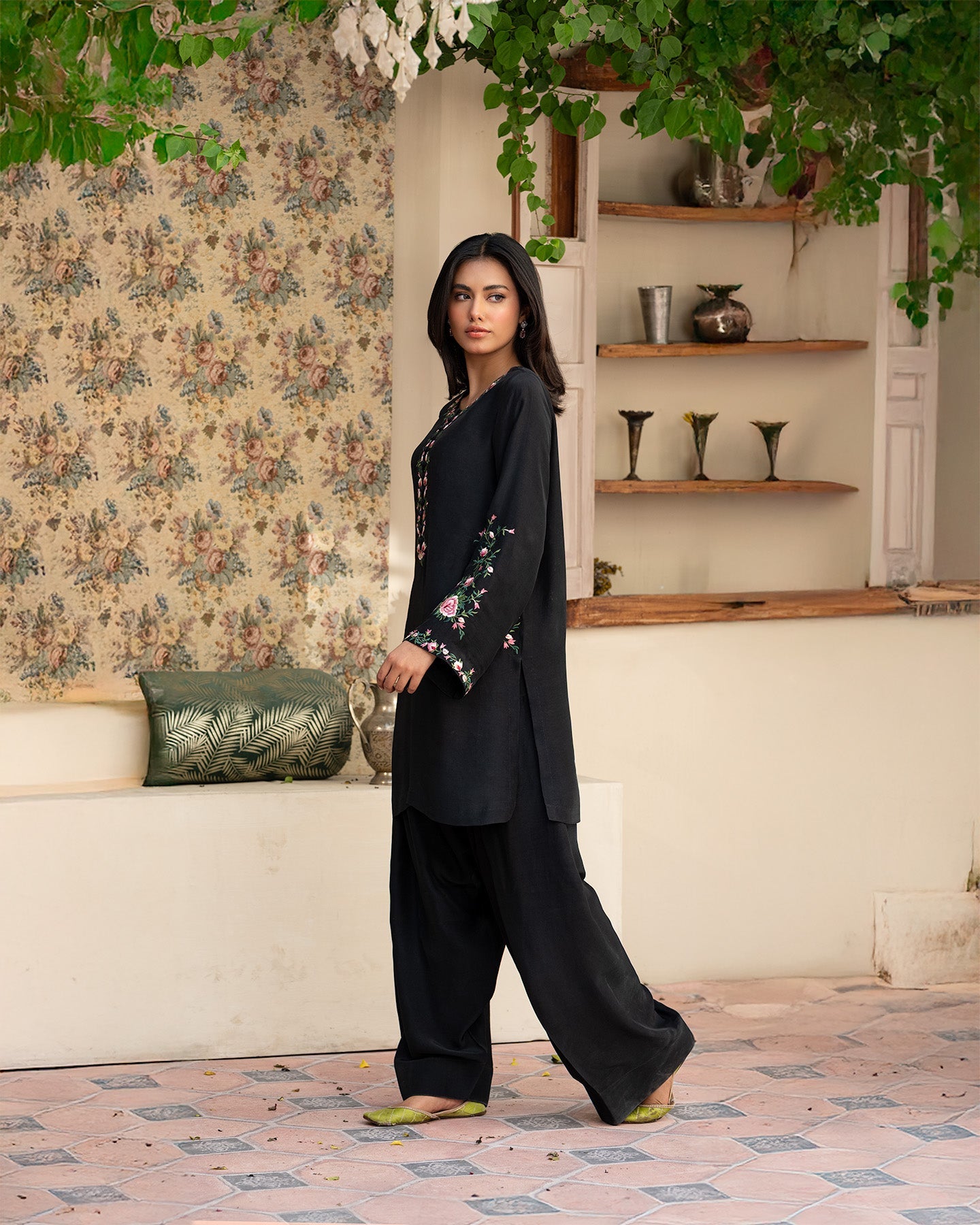 Outfit Name: Siyah Gul
Collection: Nazm
Code: CBR 102