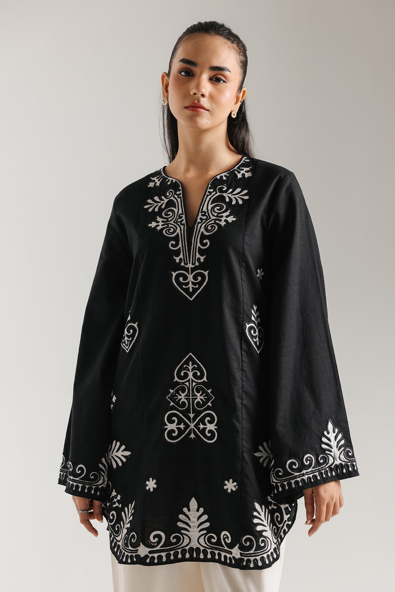 EMBROIDERED SUIT (E7041/102/901)