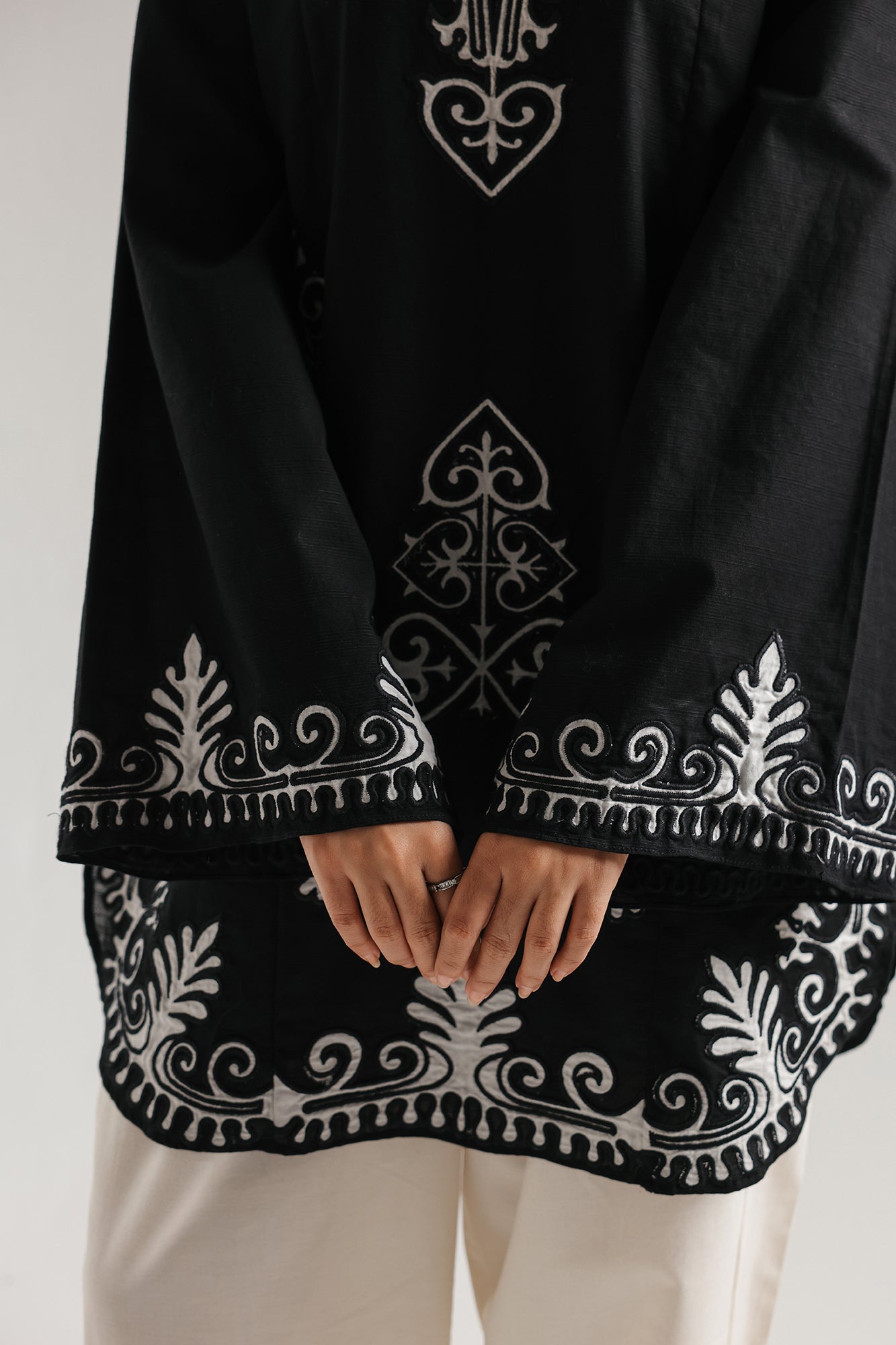 EMBROIDERED SUIT (E7041/102/901)