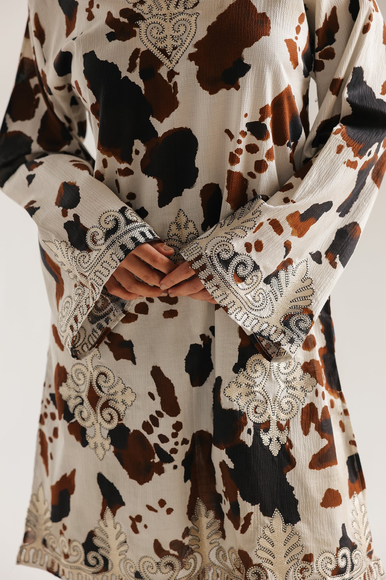 EMBROIDERED SUIT (E7547/102/004)