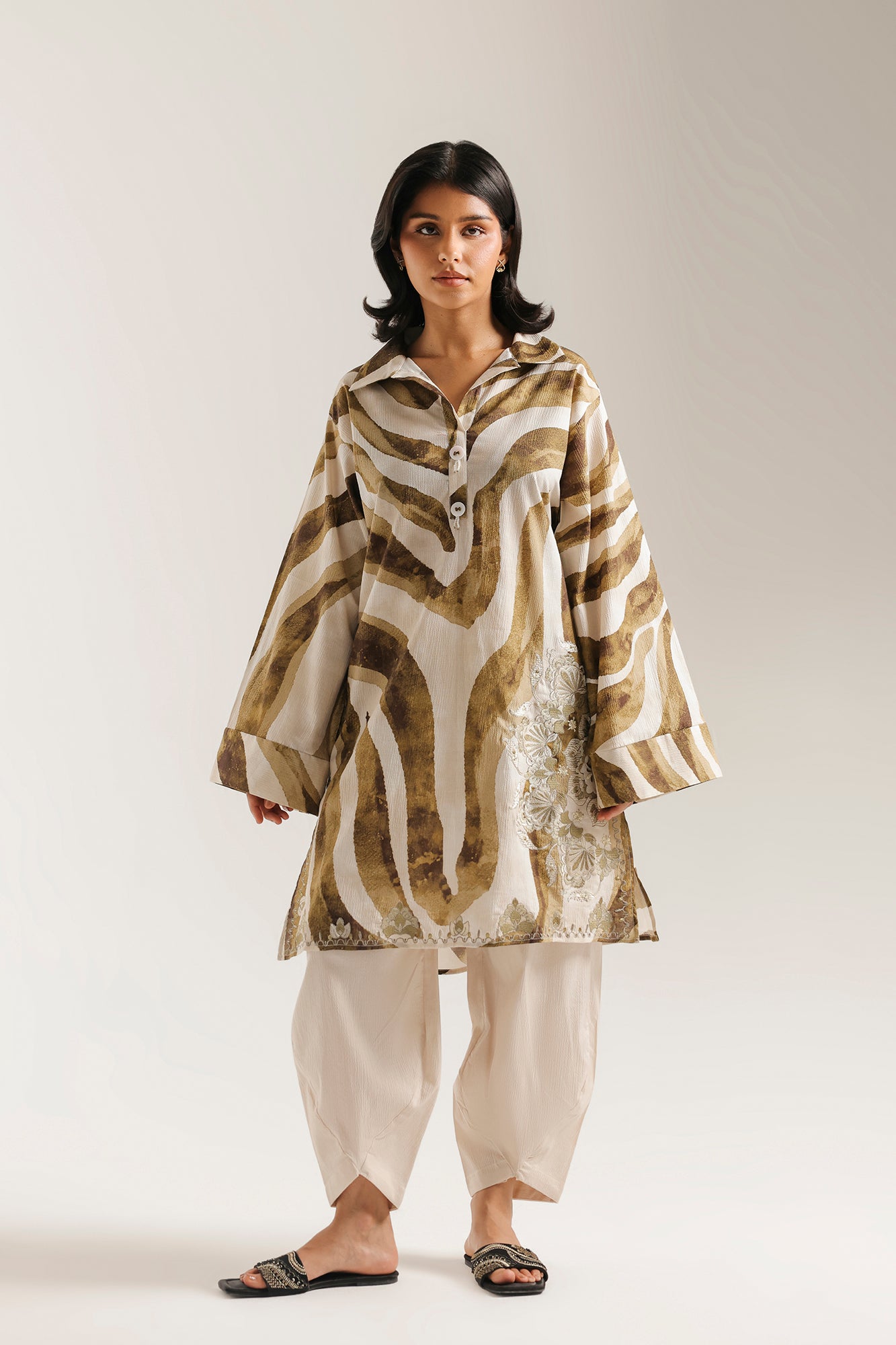 EMBROIDERED SUIT (E7548/102/004)