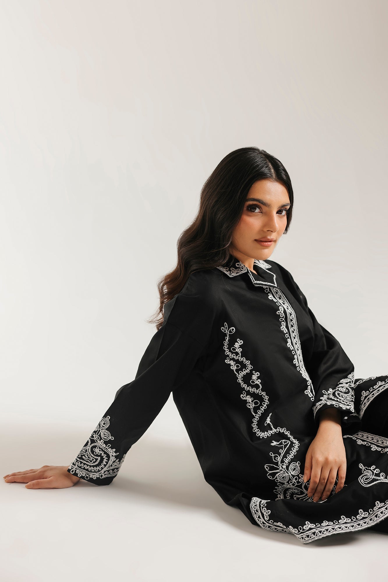 EMBROIDERED SUIT (E7607/102/902)