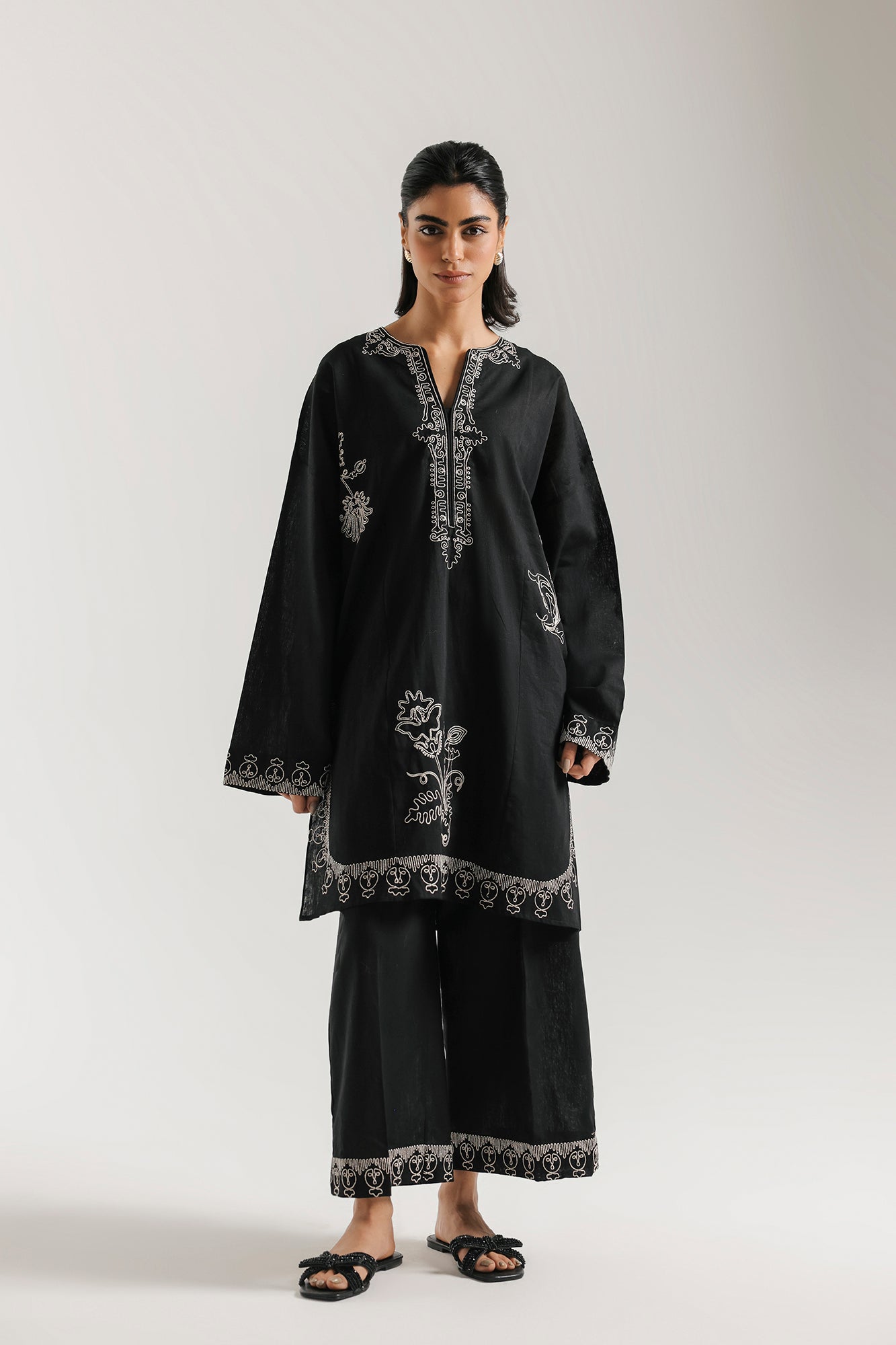 EMBROIDERED SUIT (E7636/102/902)