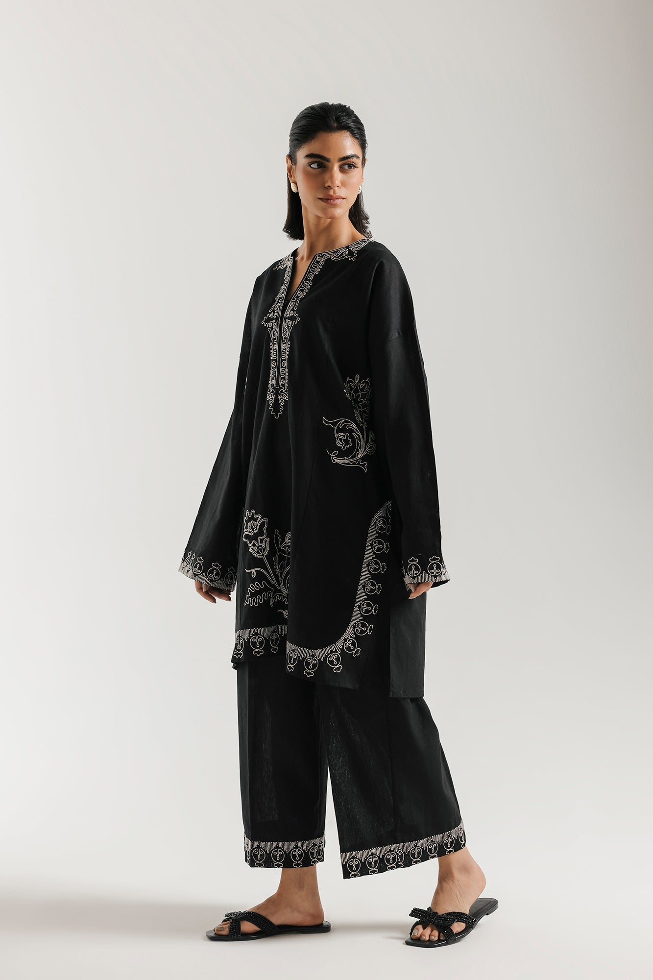 EMBROIDERED SUIT (E7636/102/902)