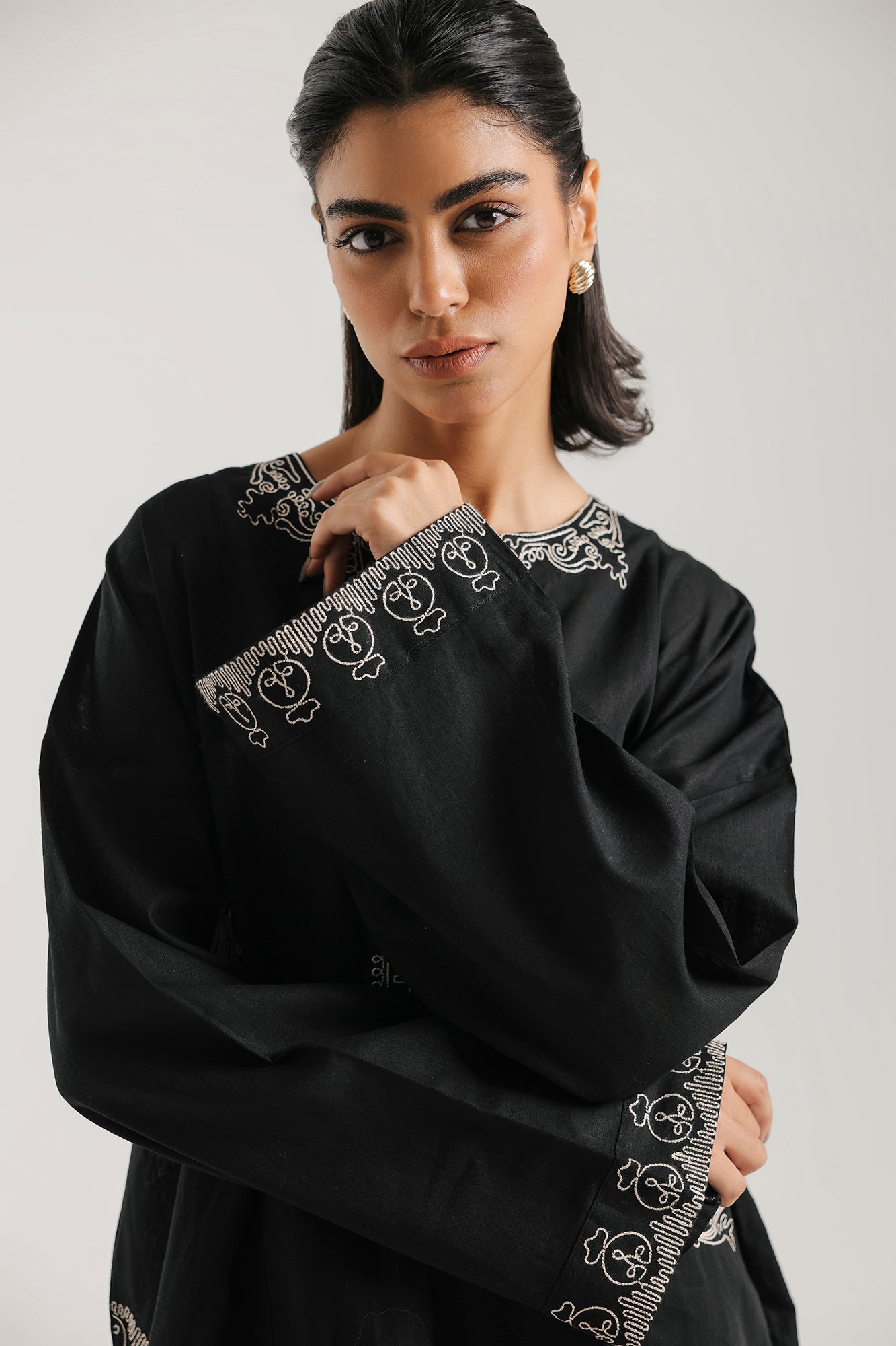 EMBROIDERED SUIT (E7636/102/902)