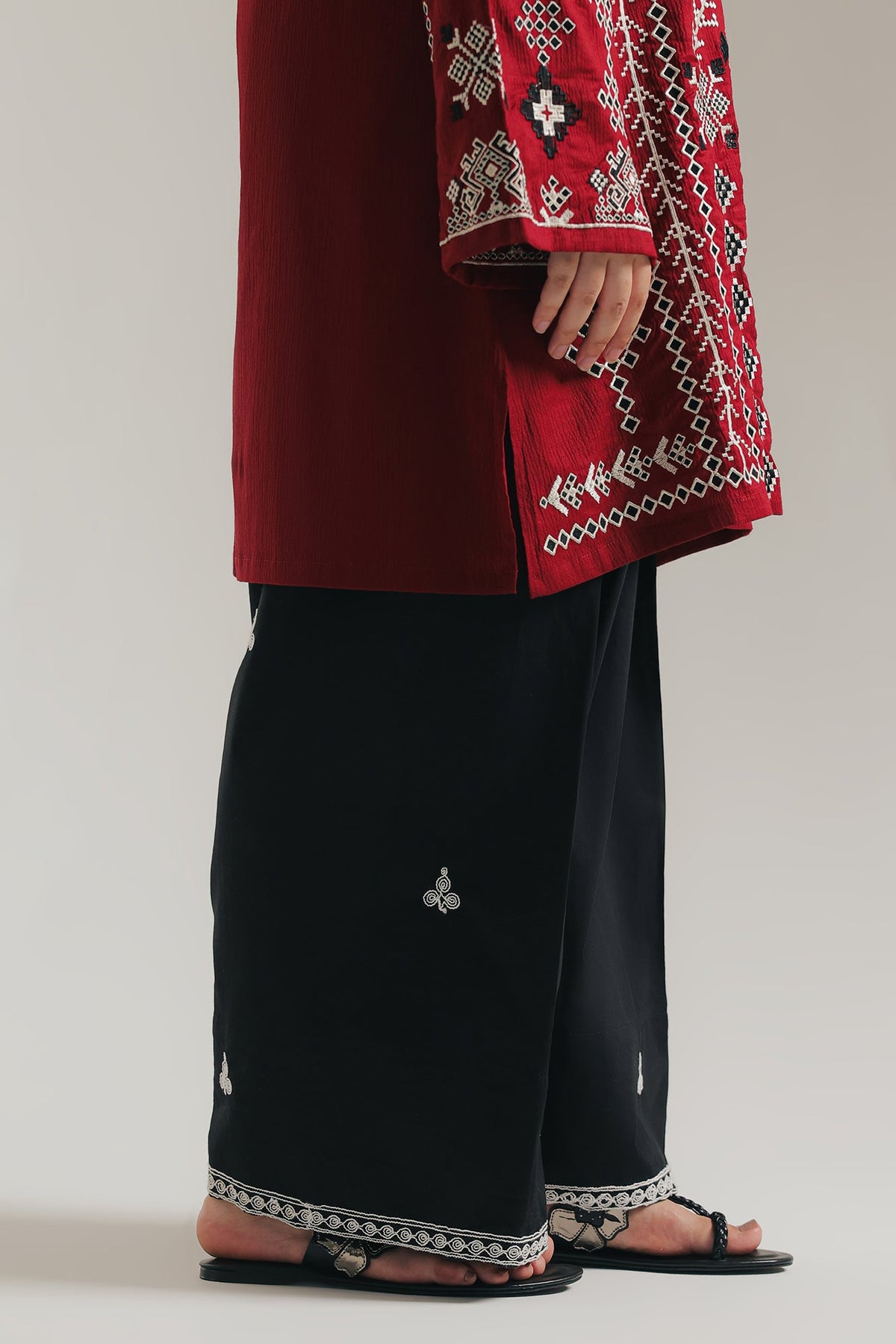 FARSHI SHALWAR (E7661/102/902)