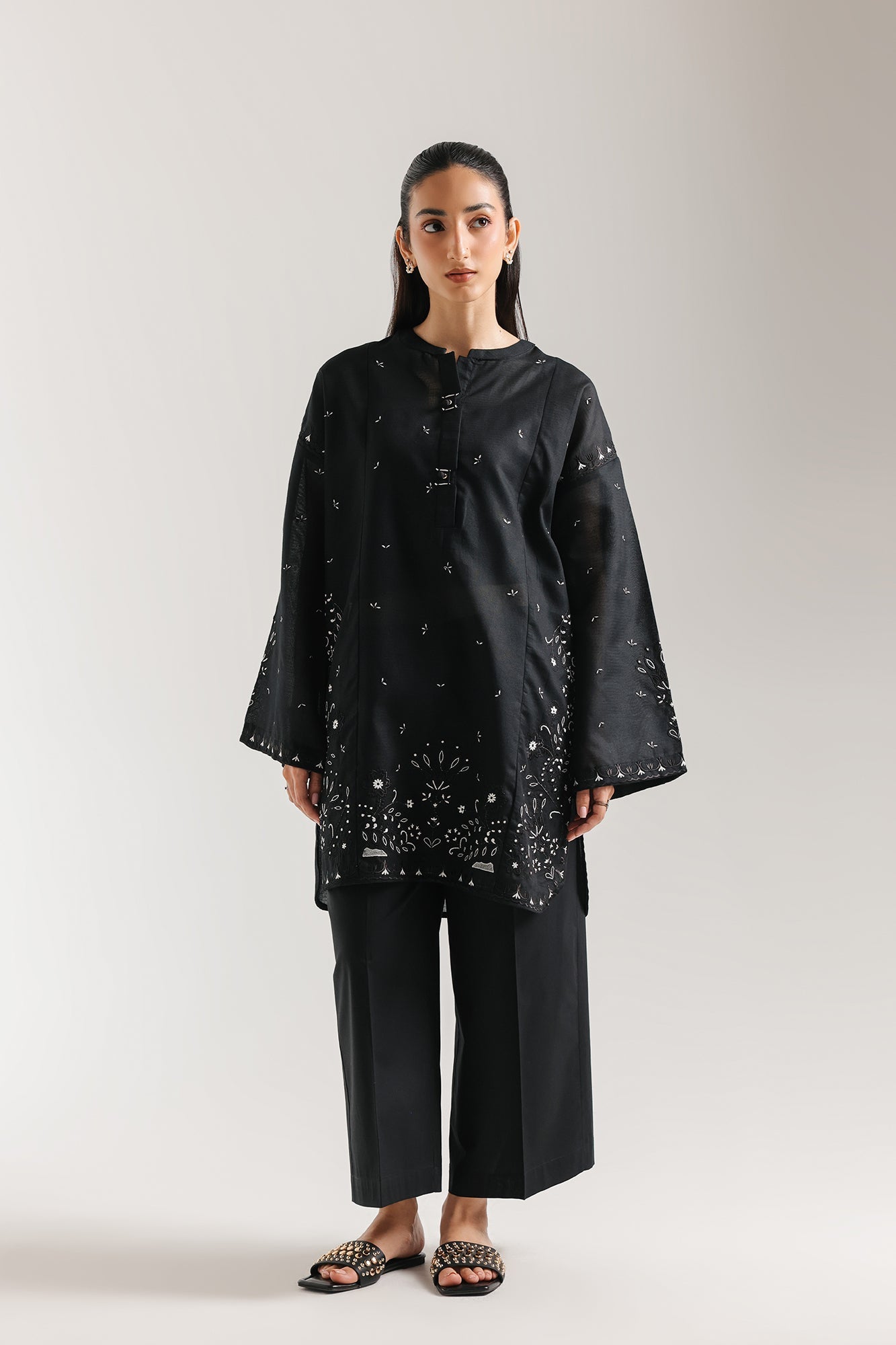 EMBROIDERED SUIT (E7748/102/902)