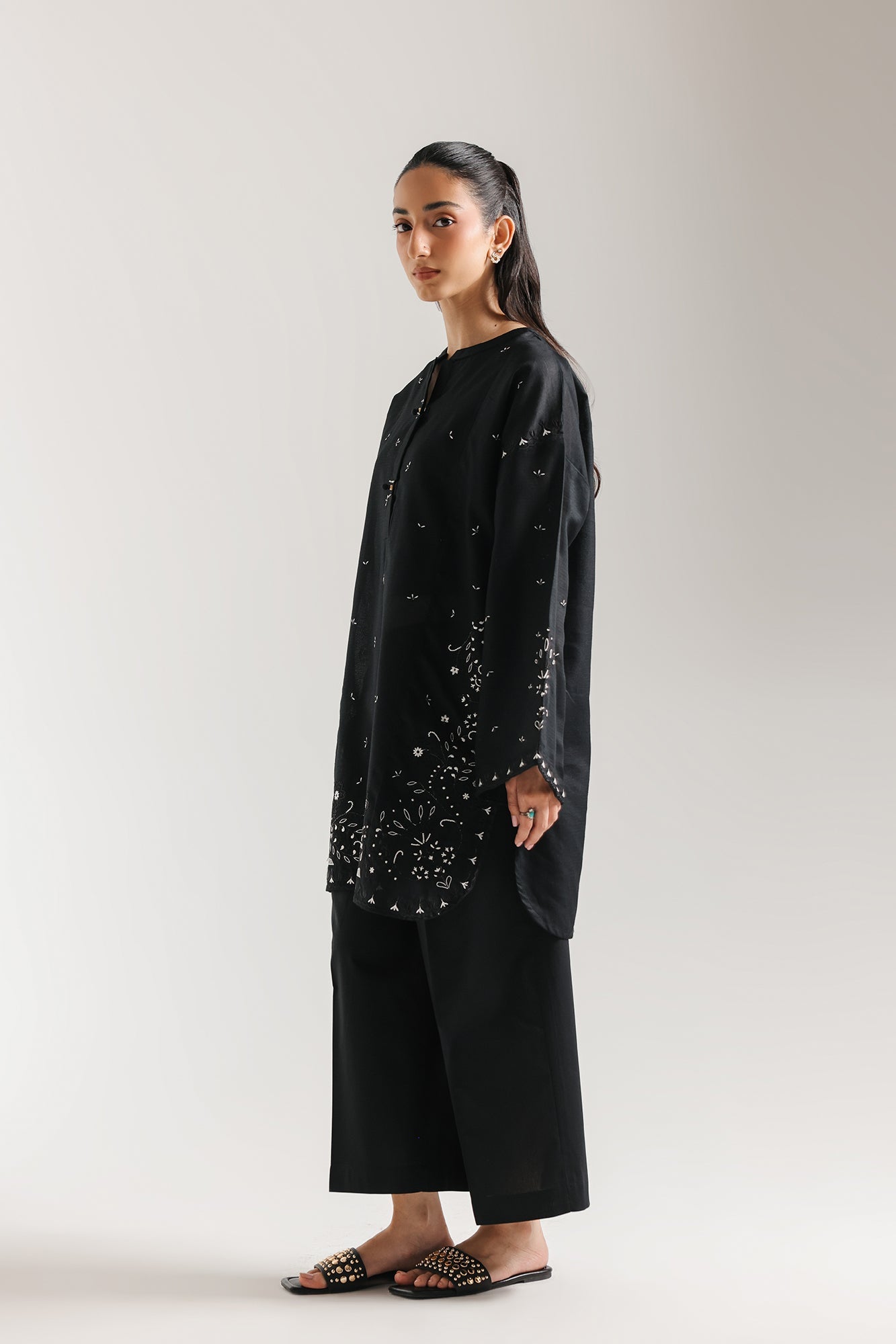 EMBROIDERED SUIT (E7748/102/902)