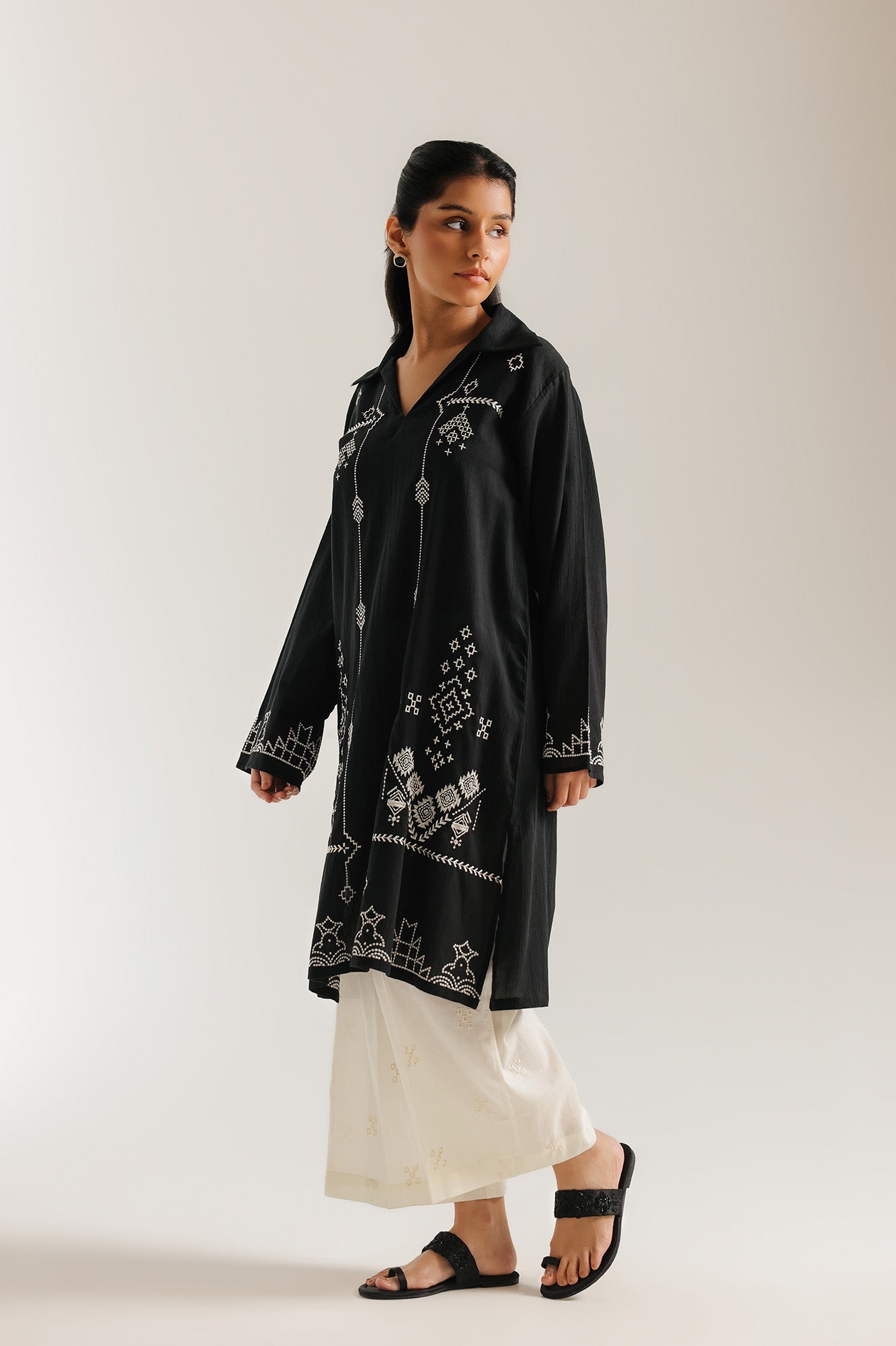 EMBROIDERED SUIT (E7766/102/901)