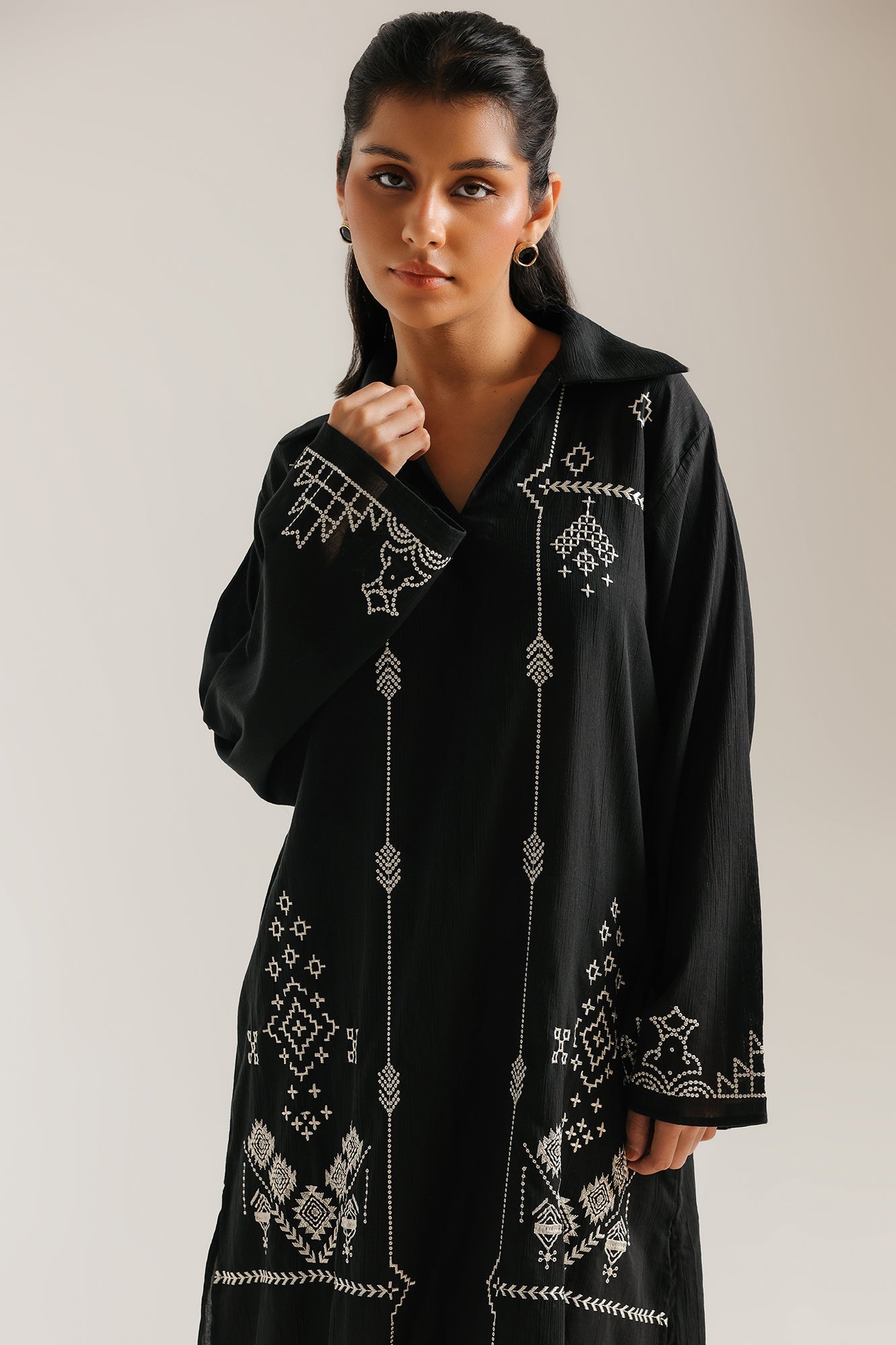 EMBROIDERED SUIT (E7766/102/901)