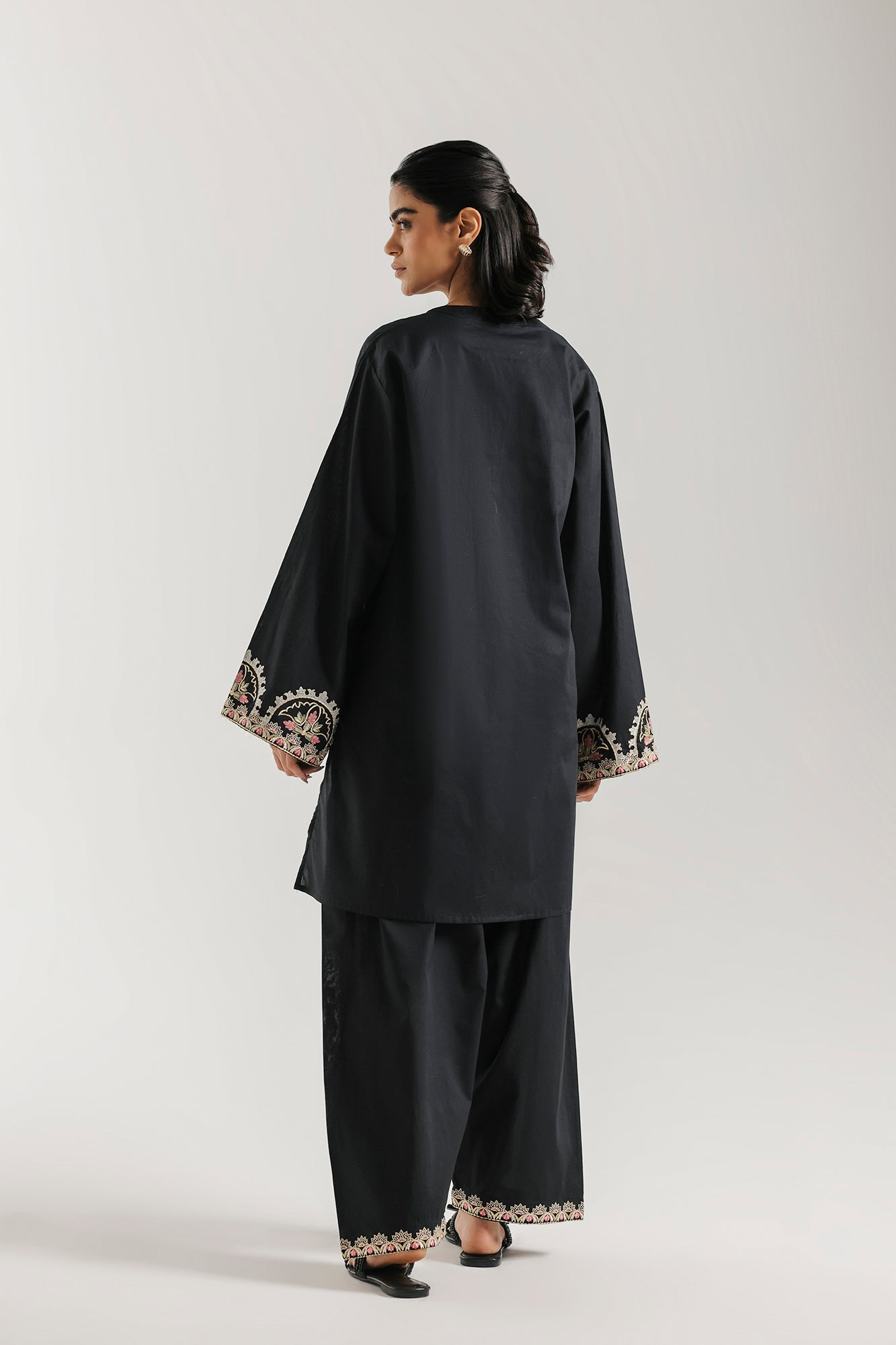 EMBROIDERED SUIT (E7783/102/902)