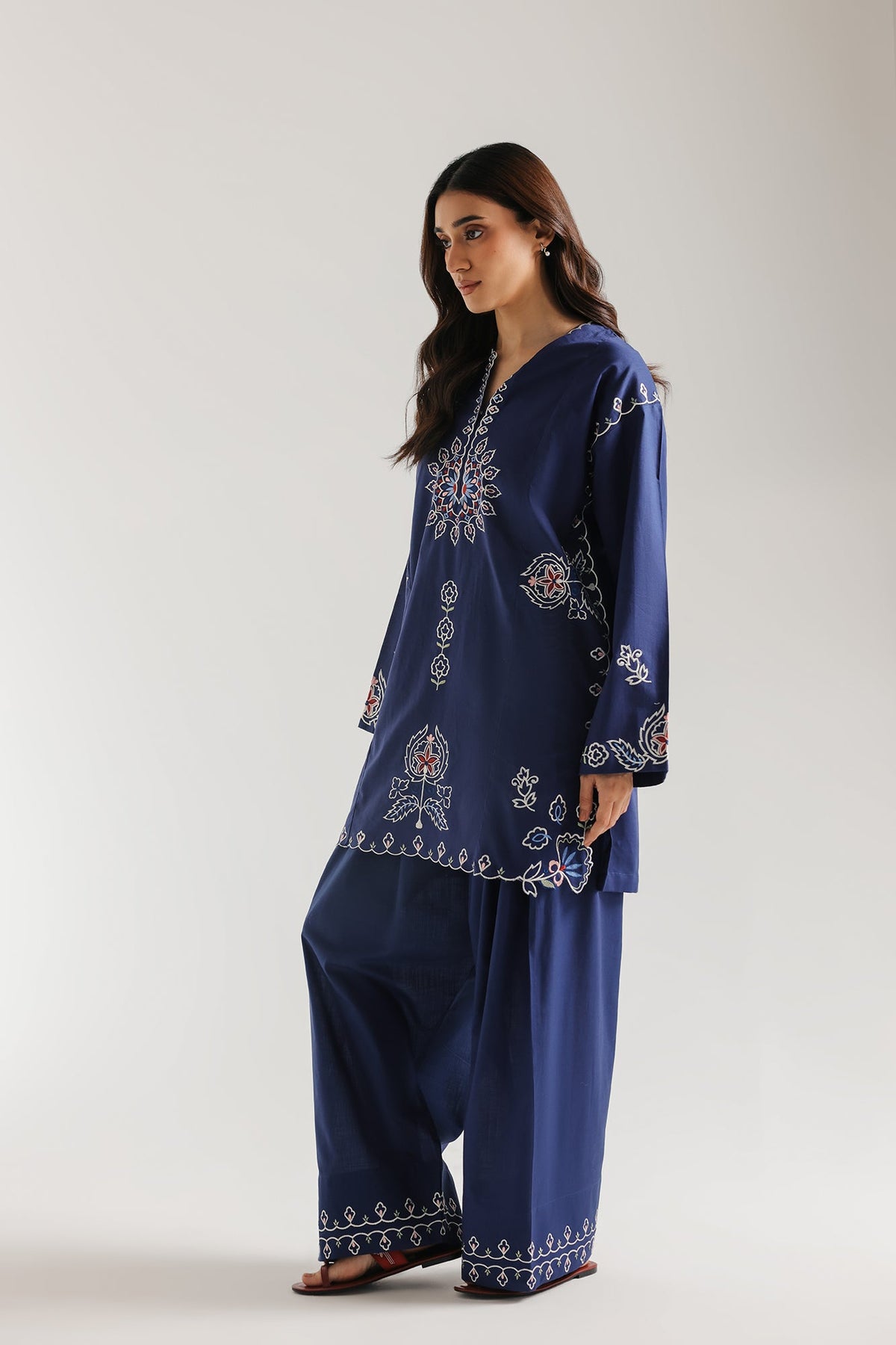 EMBROIDERED SUIT (E7785/102/623)