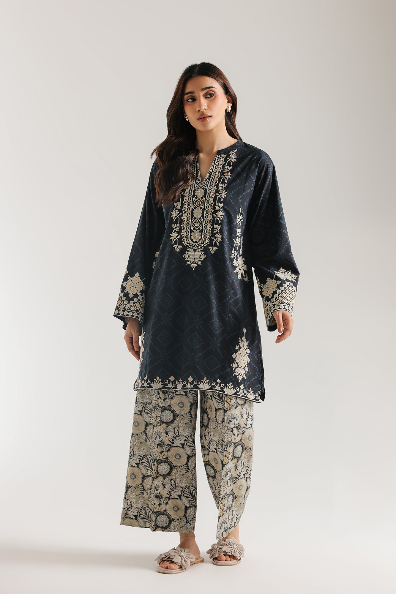 EMBROIDERED SUIT (E7794/102/901)