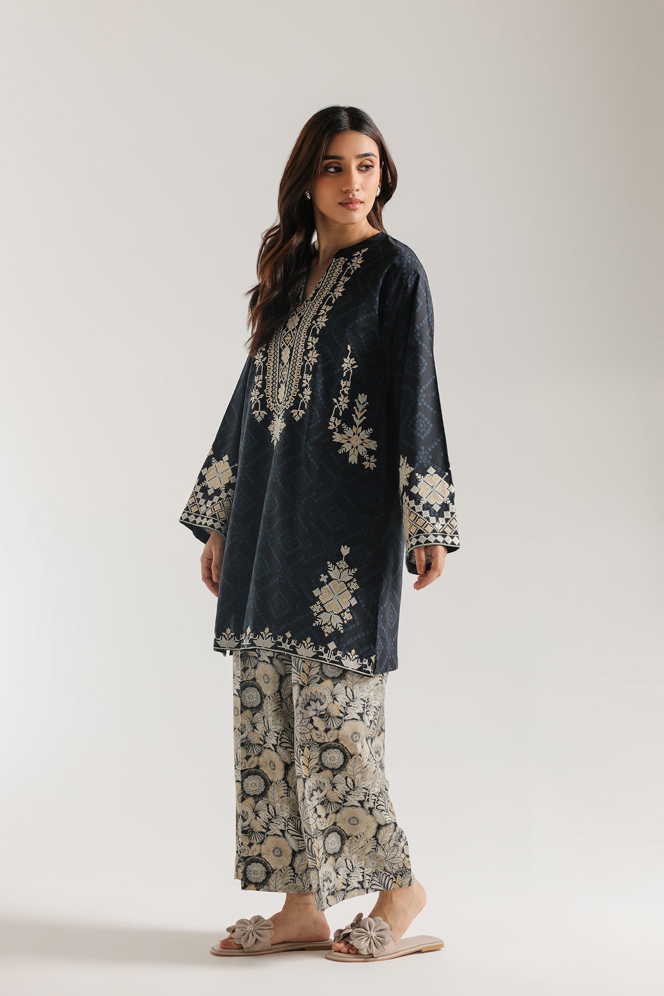 EMBROIDERED SUIT (E7794/102/901)