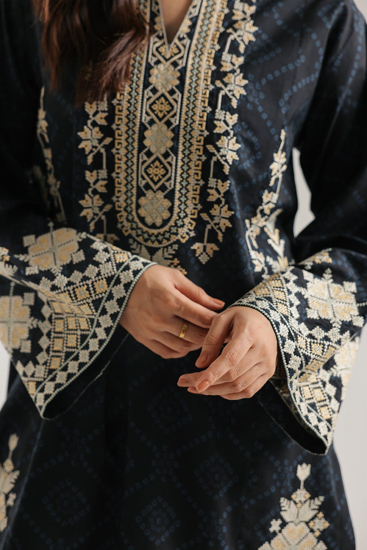 EMBROIDERED SUIT (E7794/102/901)