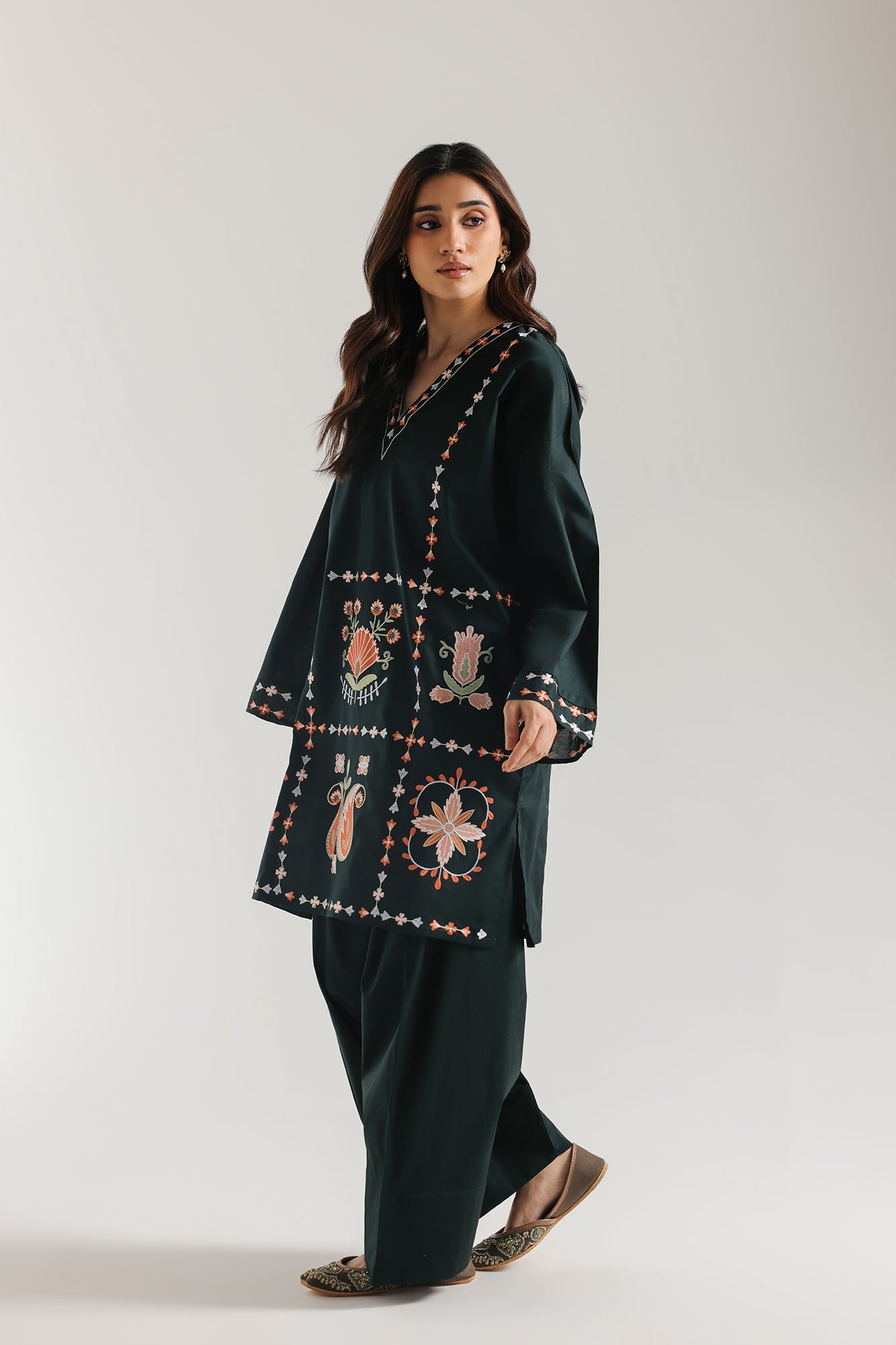EMBROIDERED SUIT (E7808/102/703)