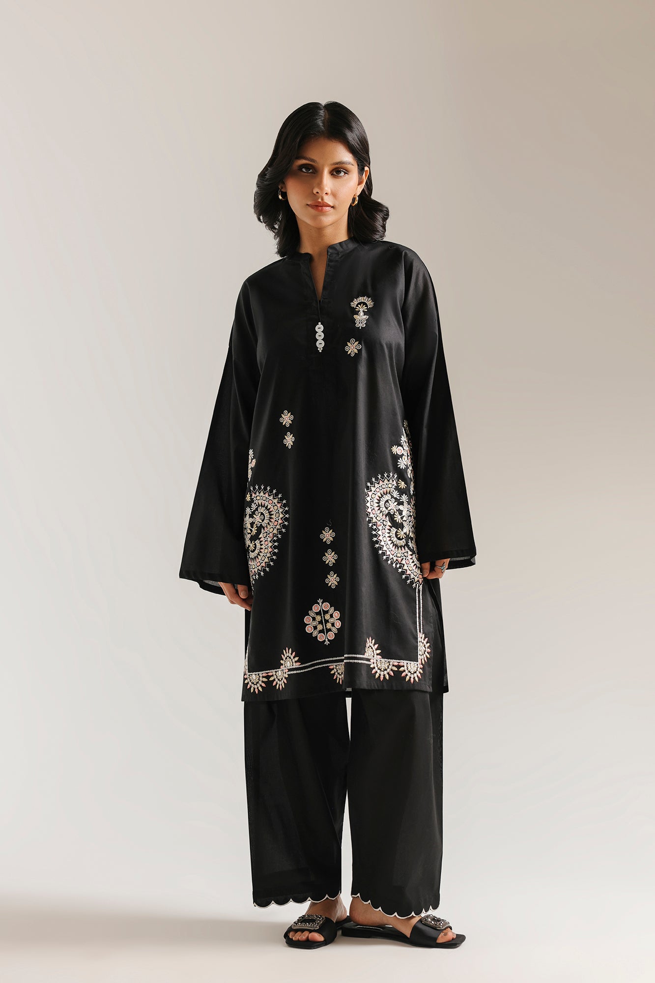 EMBROIDERED SUIT (E7809/102/902)