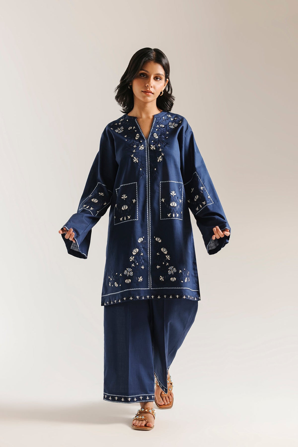 EMBROIDERED SUIT (E7816/102/621)