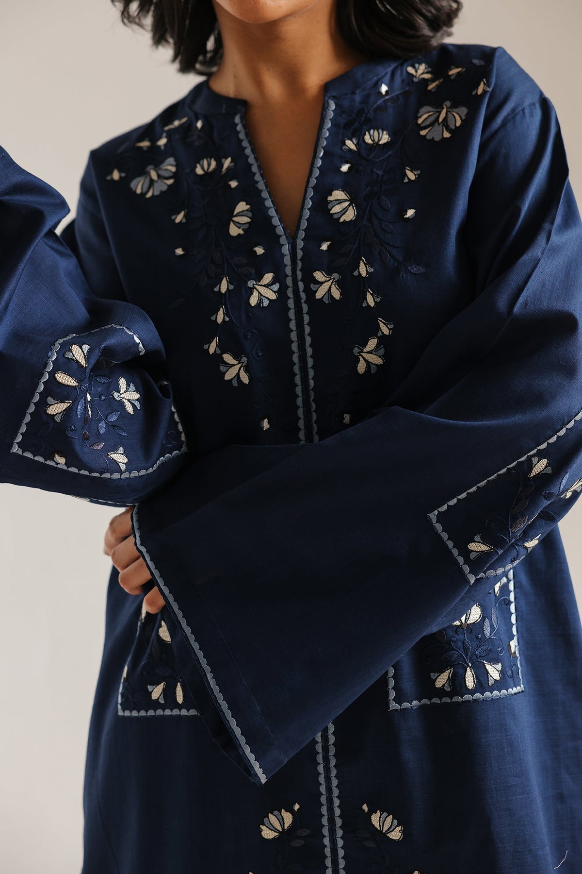 EMBROIDERED SUIT (E7816/102/621)