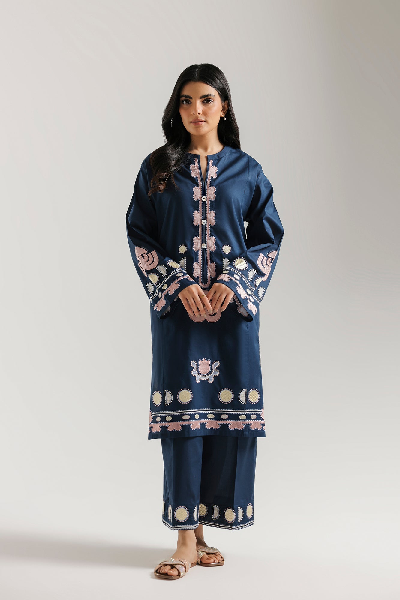EMBROIDERED SUIT (E7821/102/619)