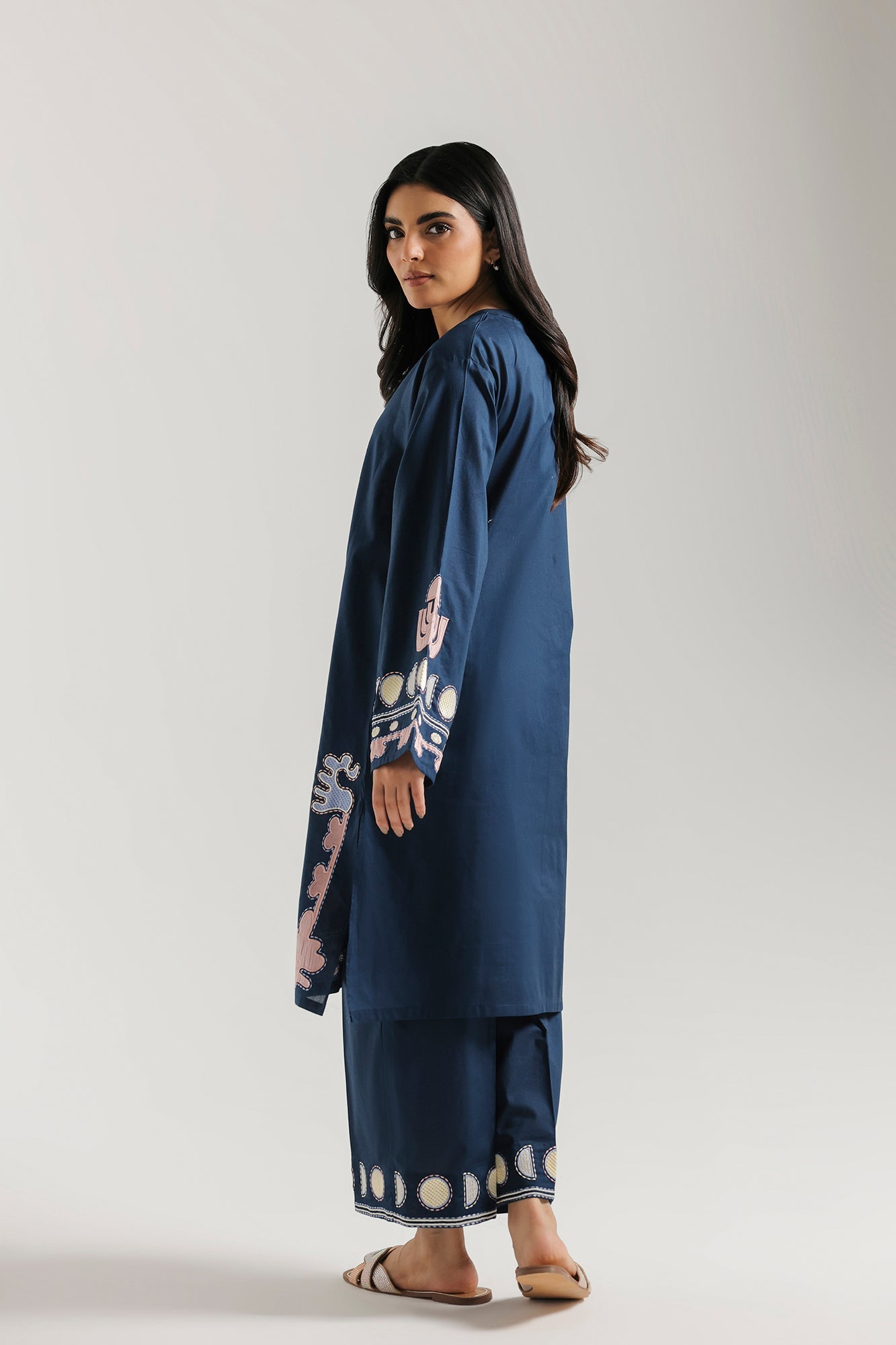 EMBROIDERED SUIT (E7821/102/619)
