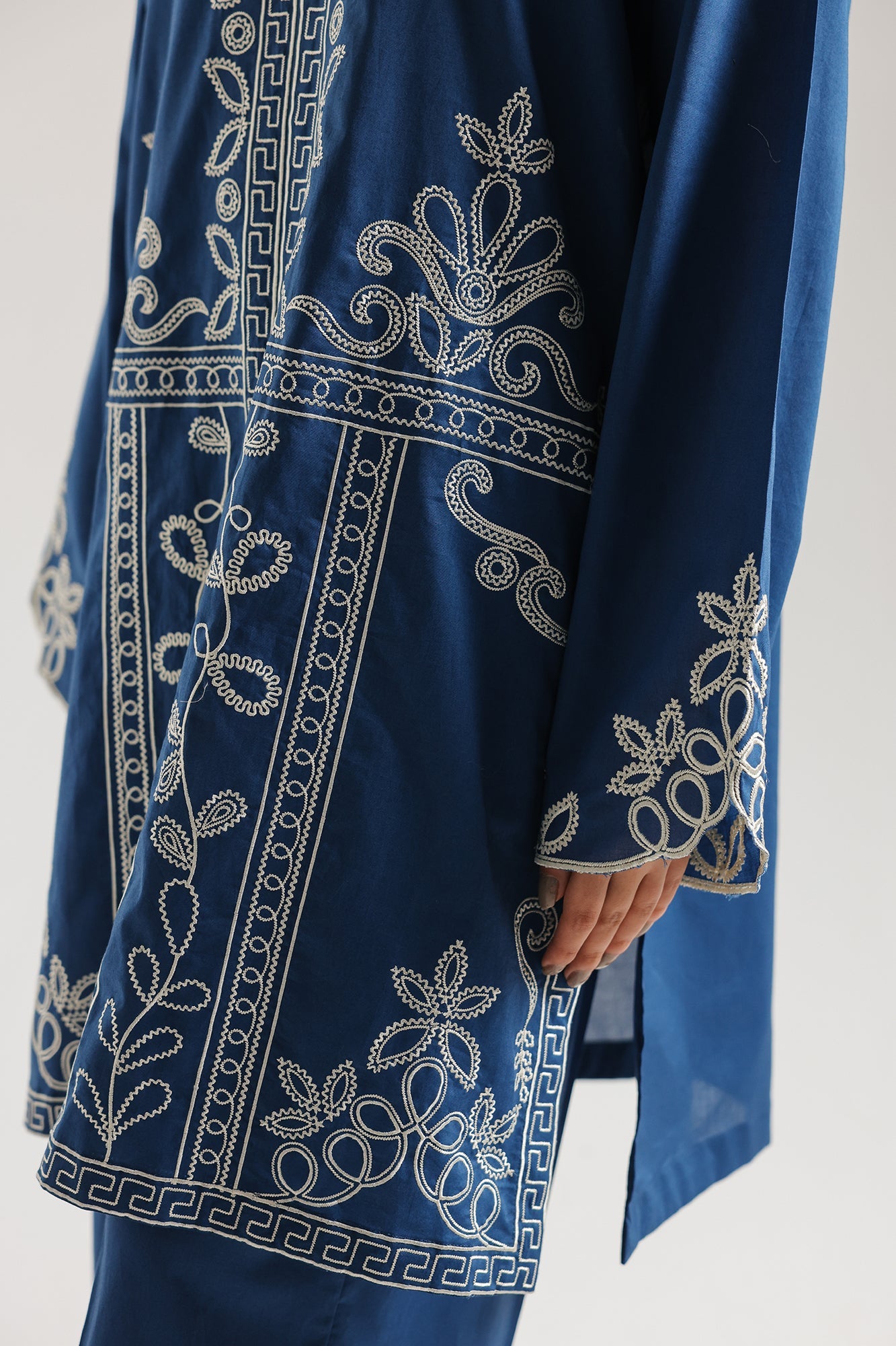 EMBROIDERED SUIT (E7823/102/627)