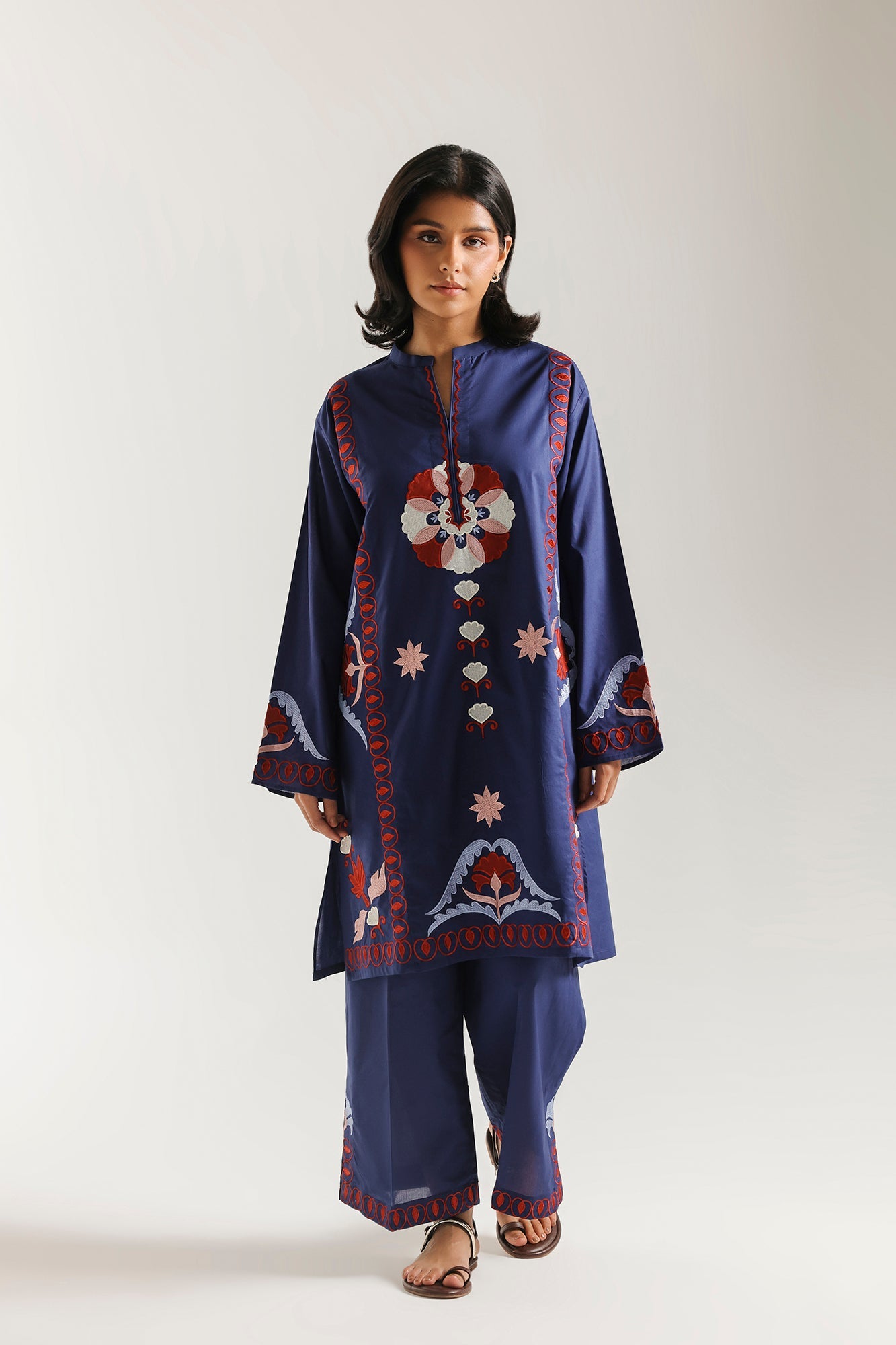 EMBROIDERED SUIT (E7825/102/620)