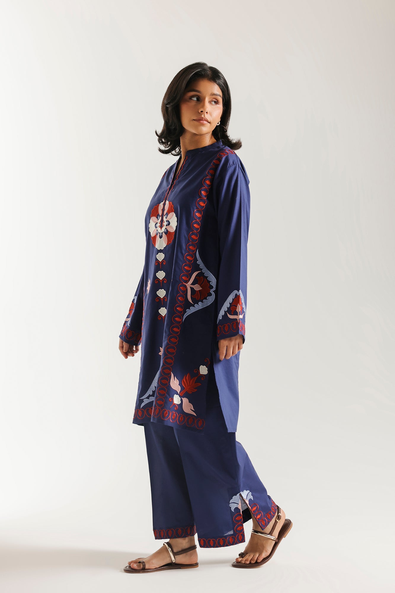EMBROIDERED SUIT (E7825/102/620)