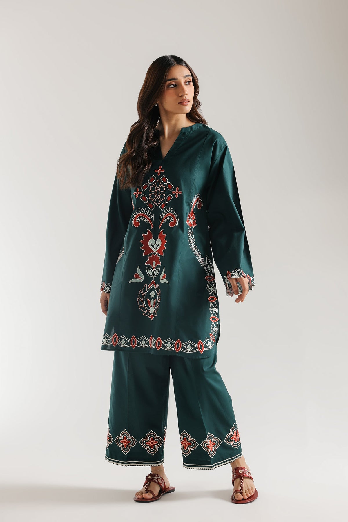 EMBROIDERED SUIT (E7826/102/704)