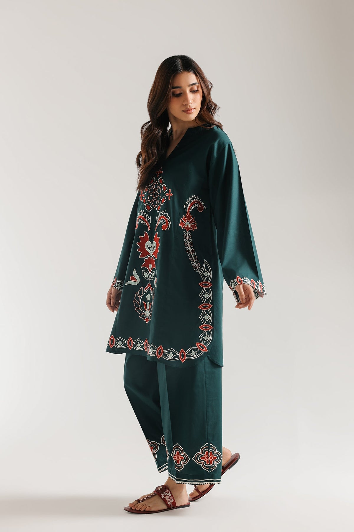 EMBROIDERED SUIT (E7826/102/704)