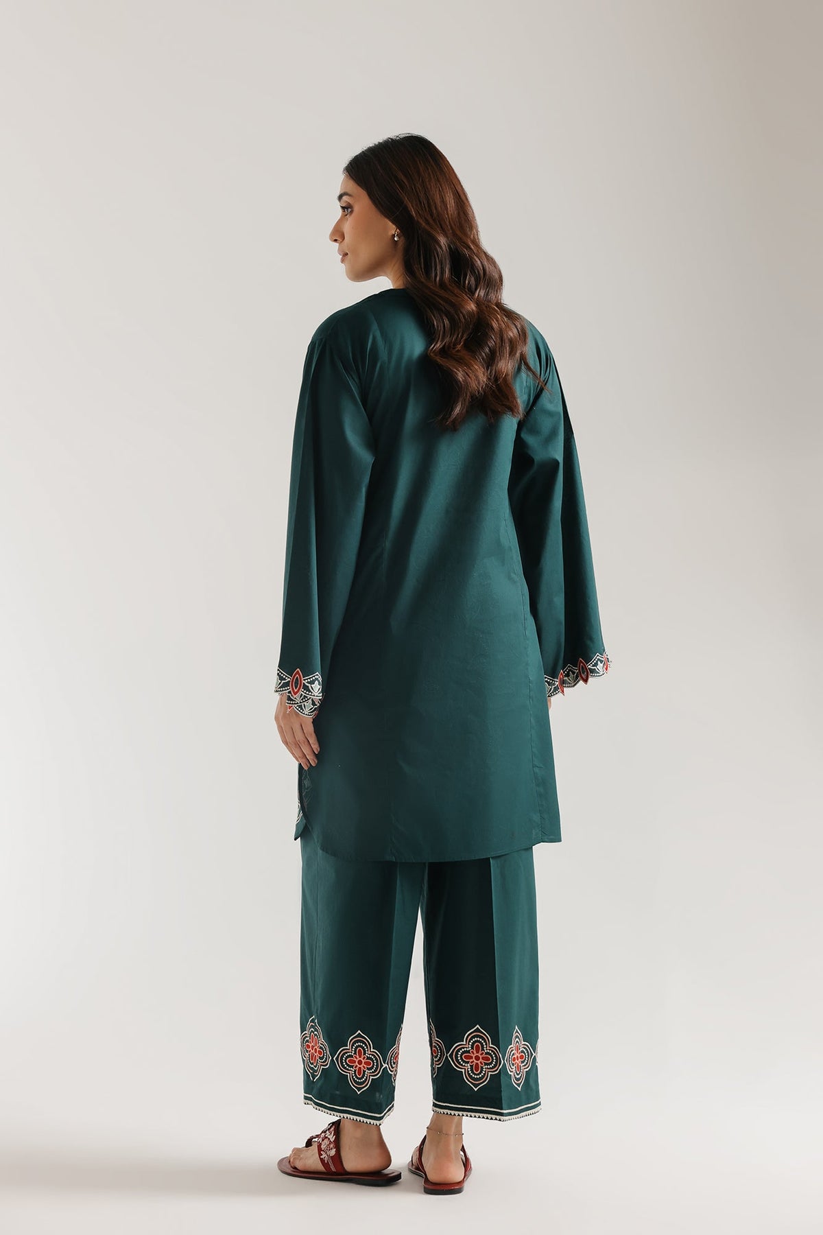 EMBROIDERED SUIT (E7826/102/704)