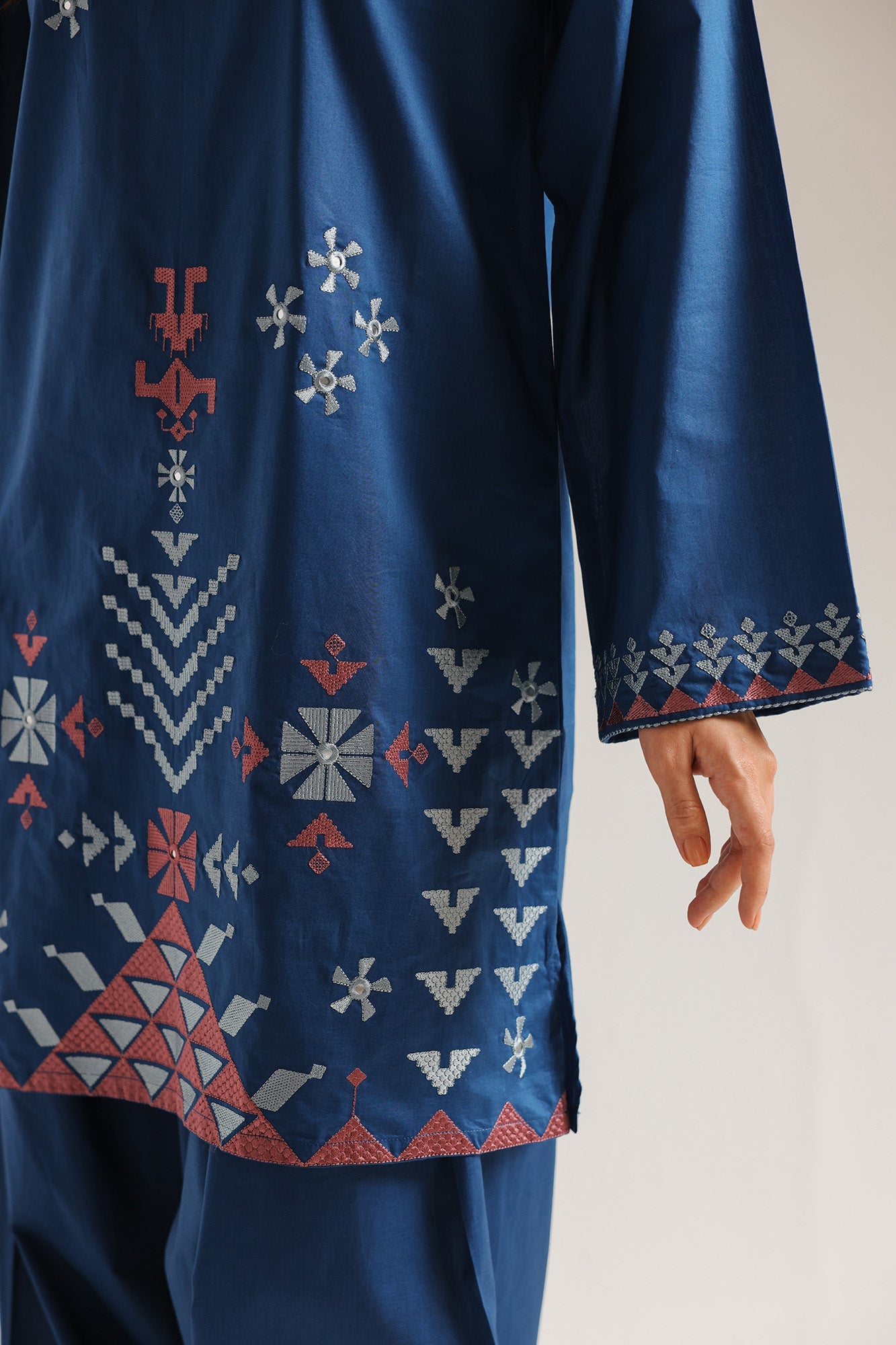 EMBROIDERED SUIT (E7827/102/622)