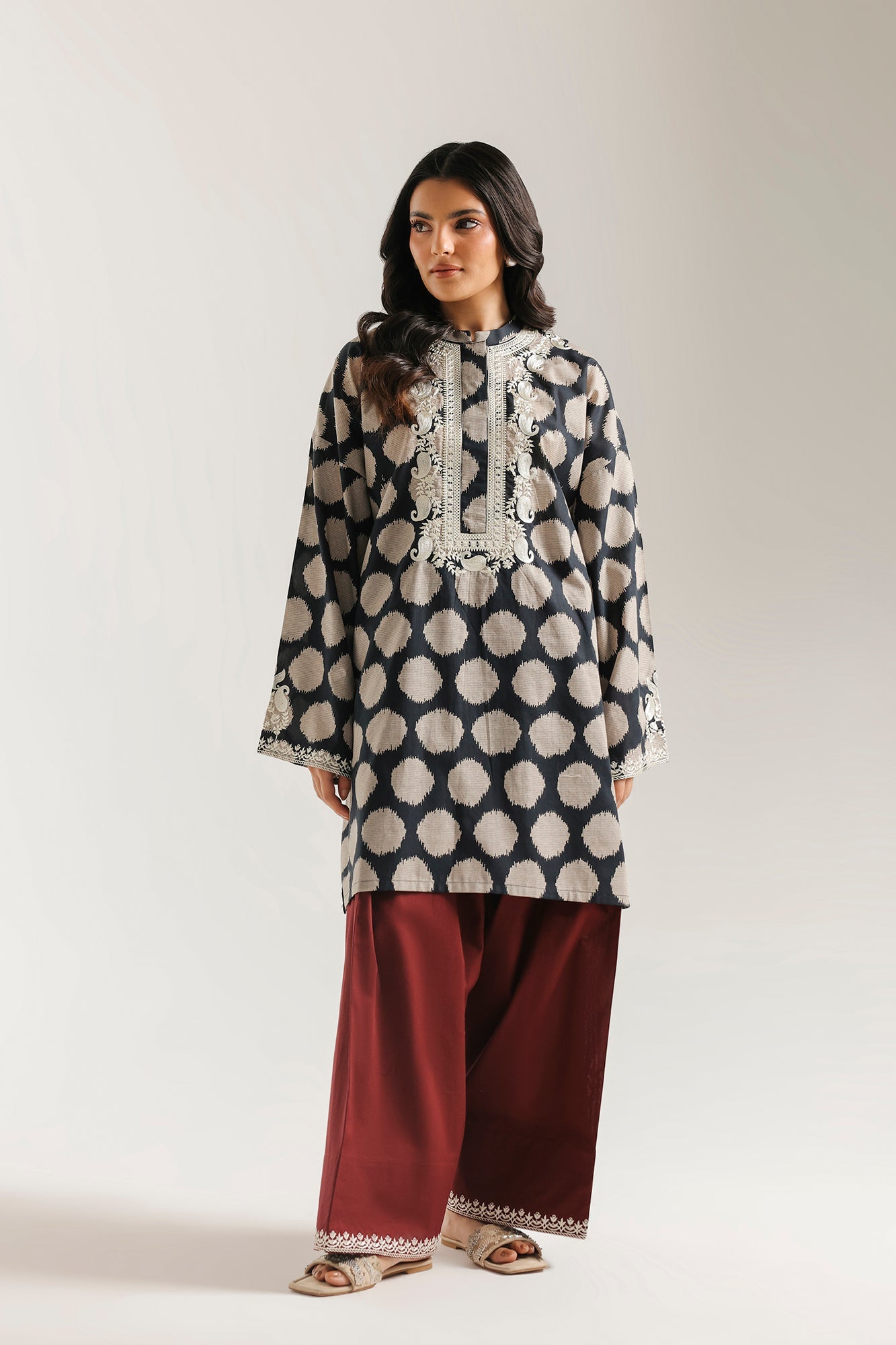 EMBROIDERED SUIT (E7831/102/902)