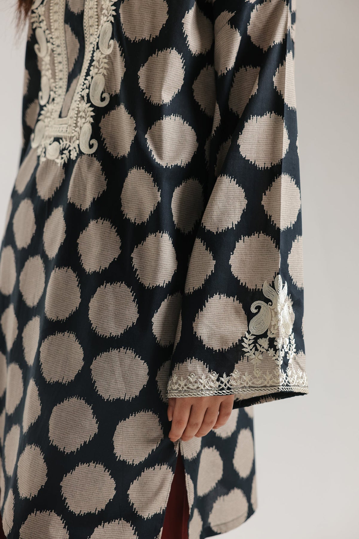 EMBROIDERED SUIT (E7831/102/902)