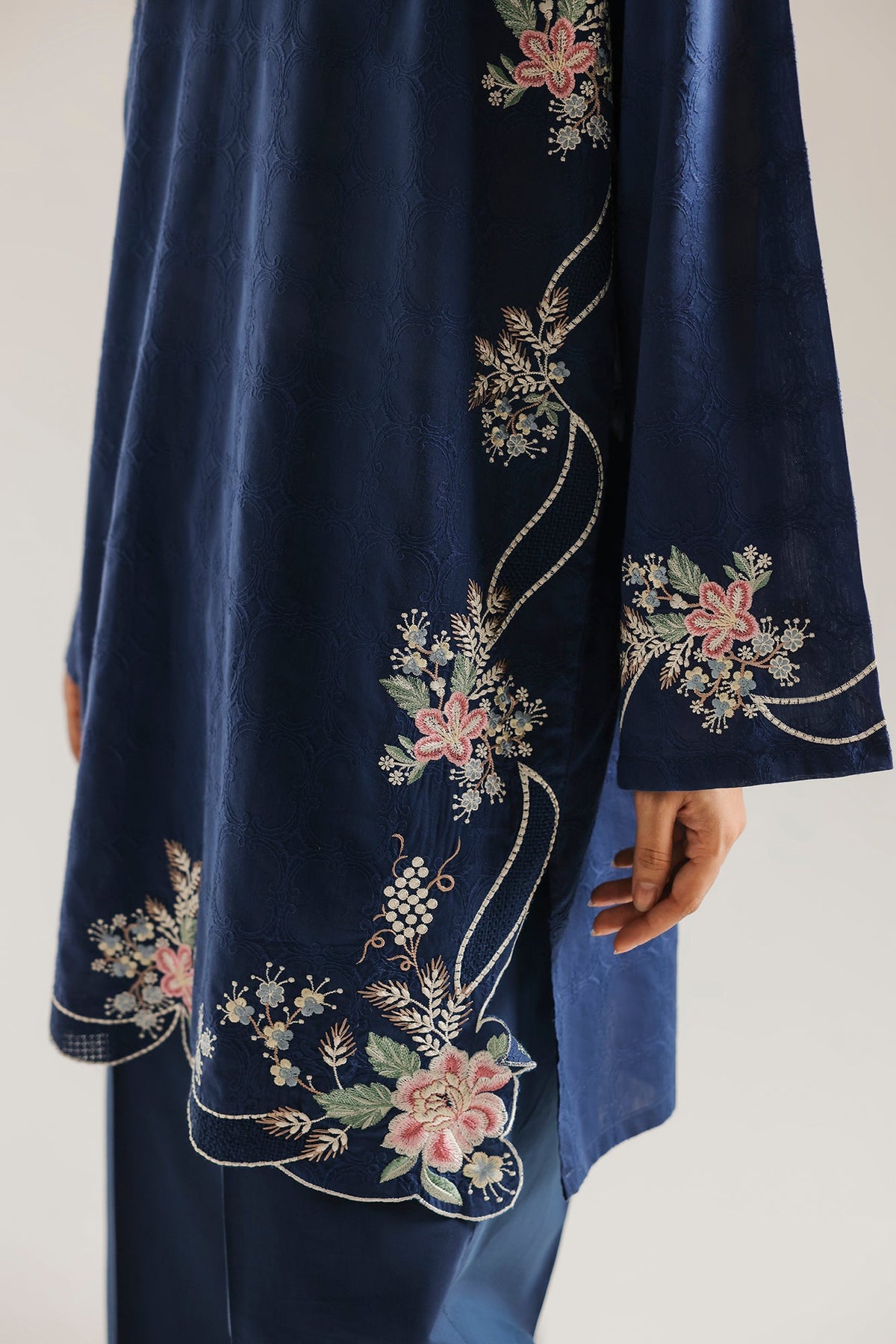 EMBROIDERED SUIT (E7849/102/620)